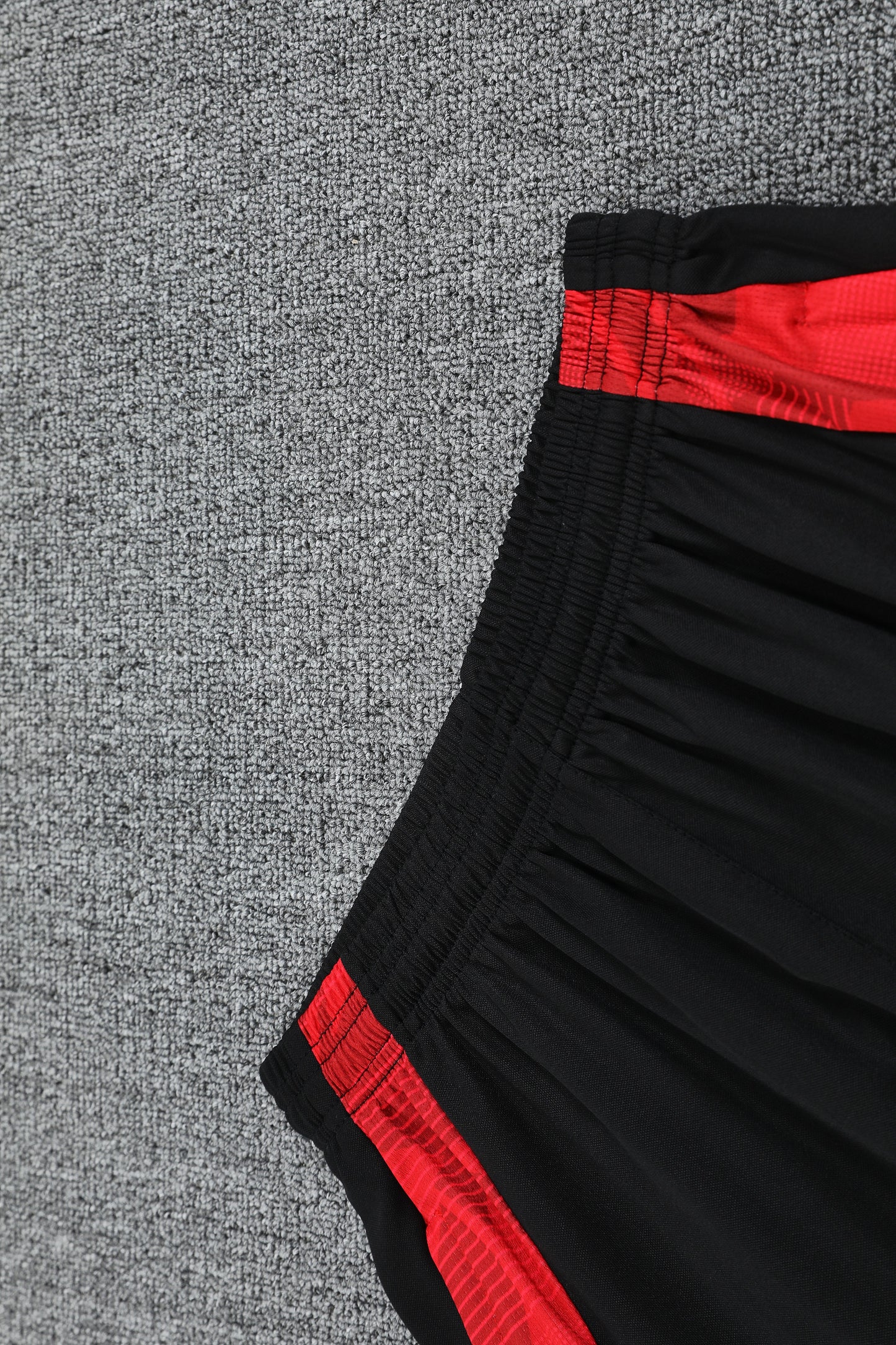 Kit Adulto Manchester United 25-26 – Regata e Shorts Pretos com Detalhes em Vermelho e Azul