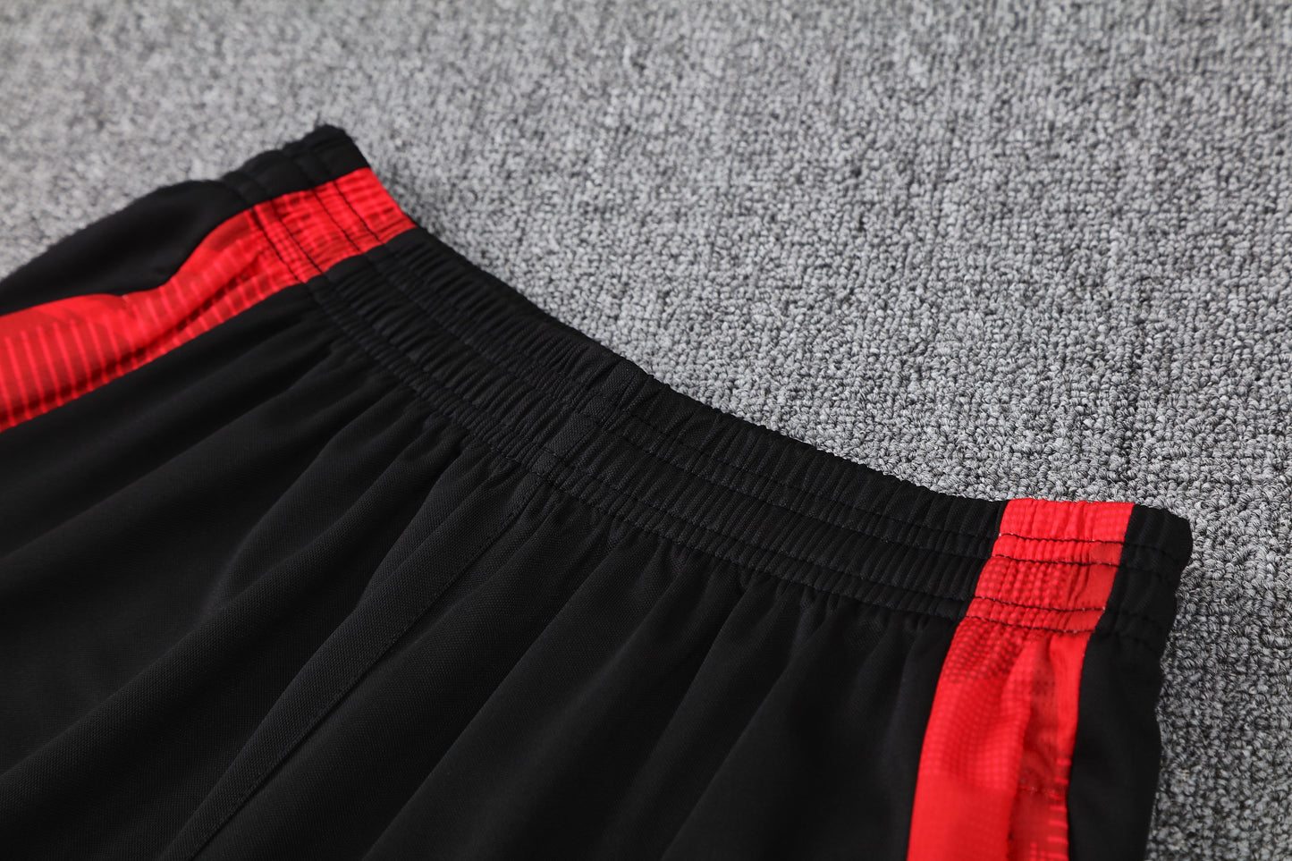 Kit Adulto Manchester United 25-26 – Regata Branca e Shorts Pretos com Detalhes em Vermelho