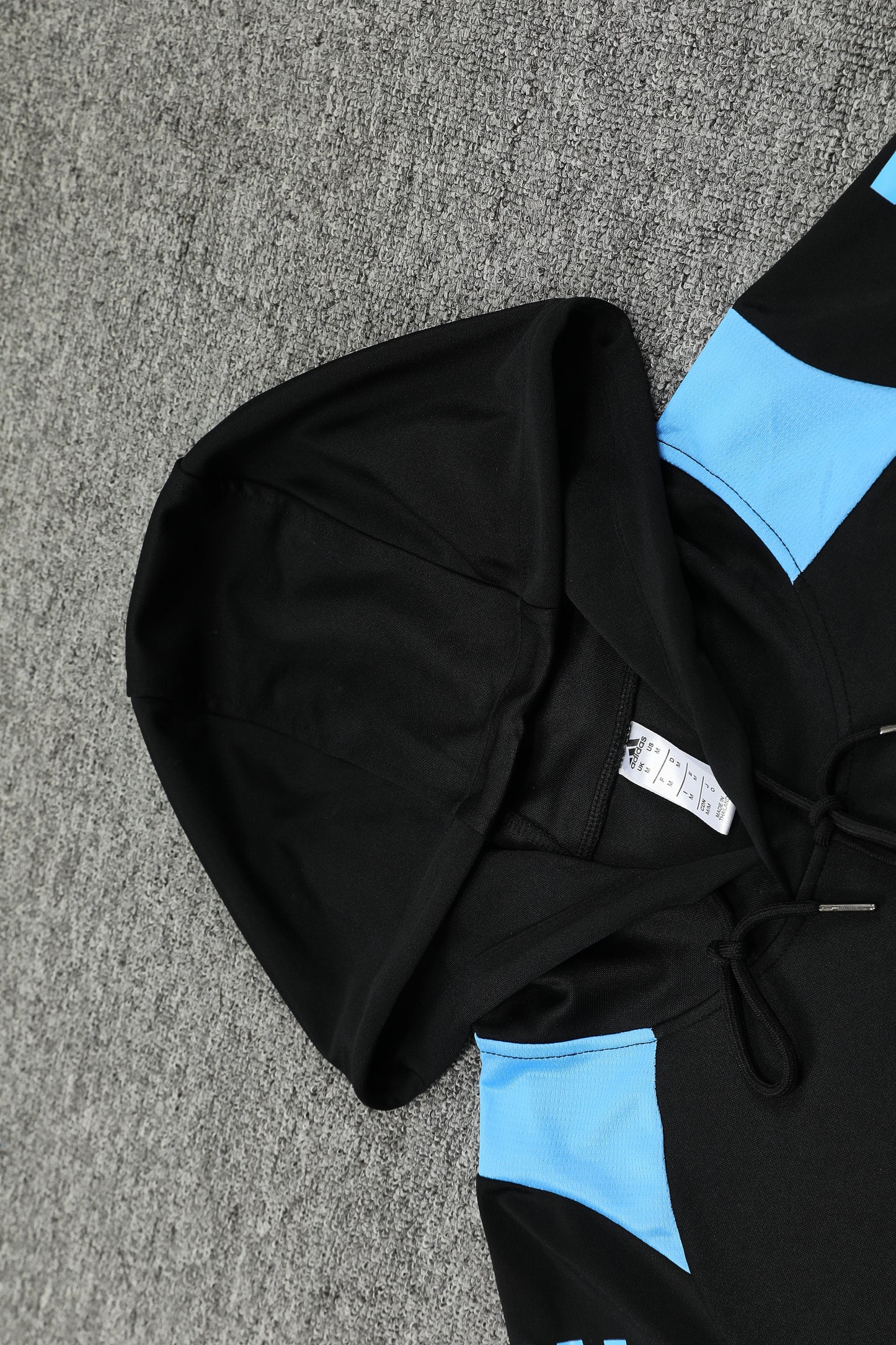 Kit Adulto Argentina 24-25 – Moletom de Capuz Preto com Detalhes Azul Claro + Calça