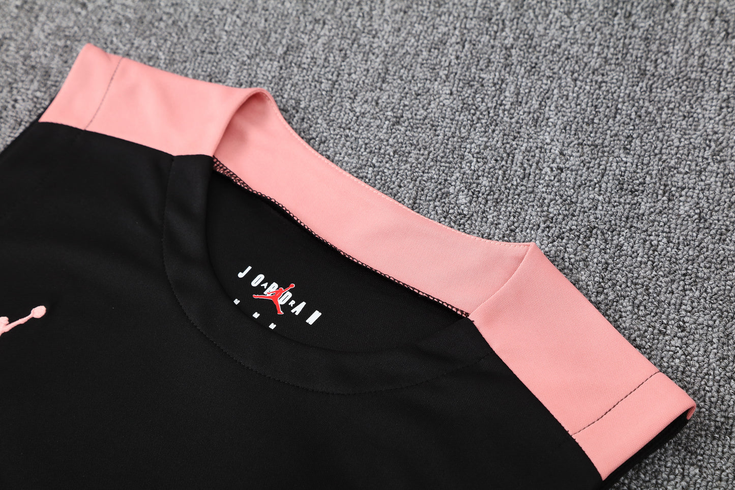 Kit Adulto PSG 25-26 – Regata Preta e Shorts Brancos com Detalhes em Rosa