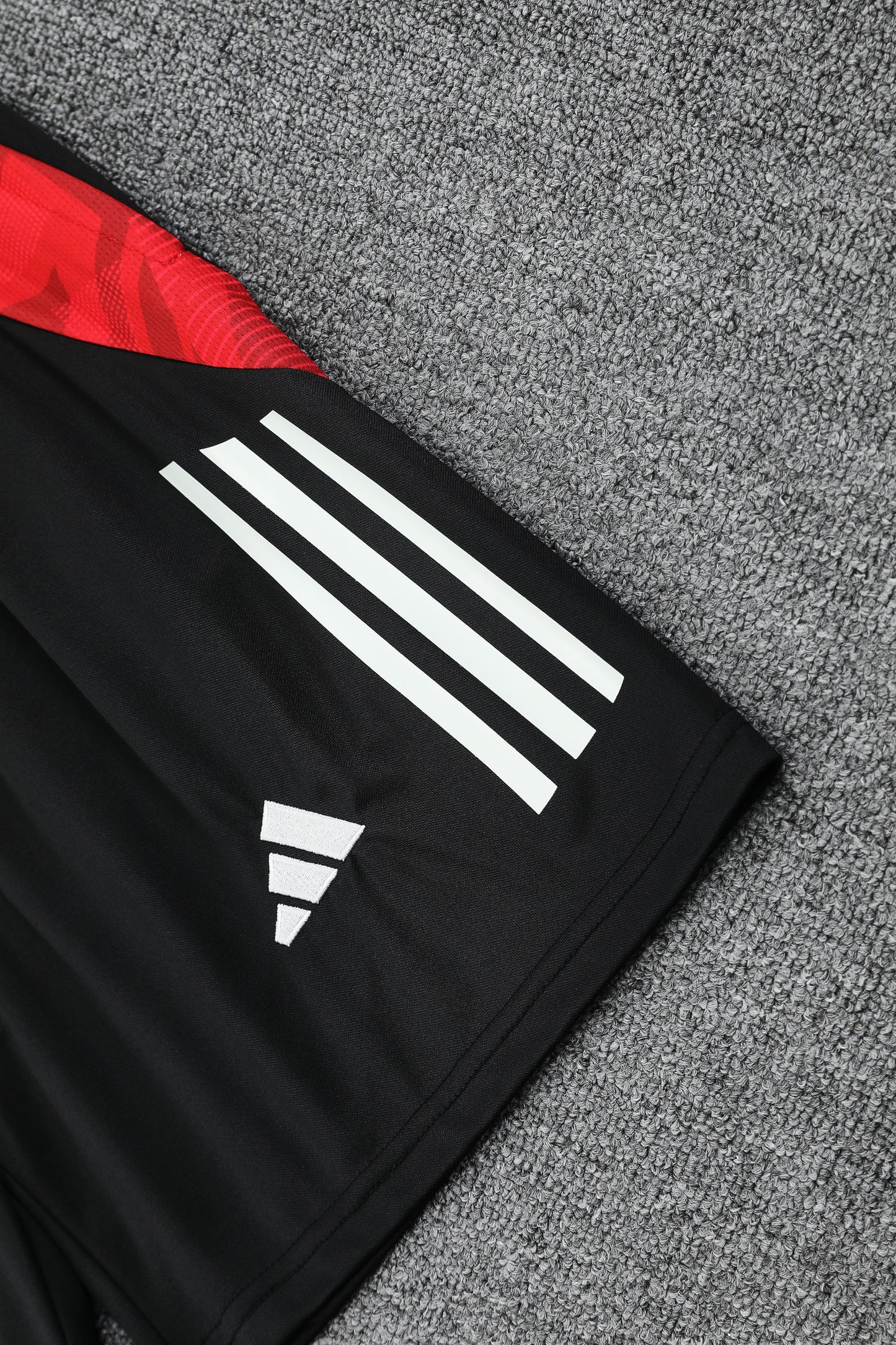 Kit Adulto Manchester United 25-26 – Regata e Shorts Pretos com Detalhes em Vermelho e Azul