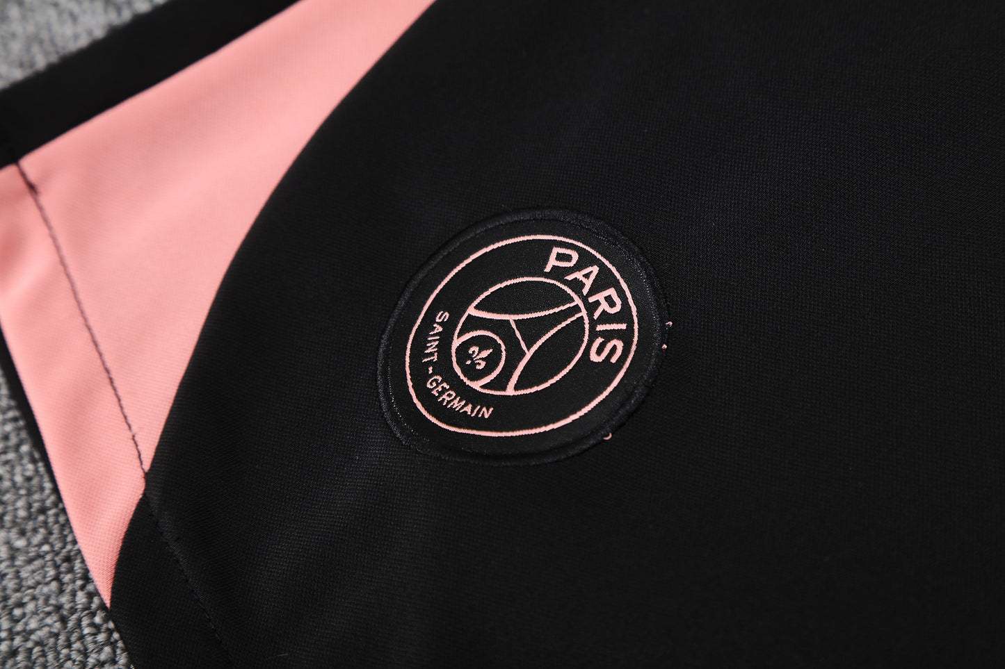 Kit Adulto PSG 25-26 - Branco com Detalhes em Rosa