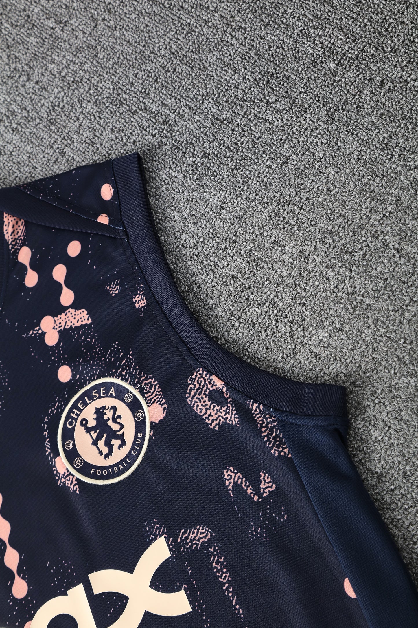 Kit Adulto Chelsea 25-26 – Regata e Shorts Azul-Marinho com Detalhes em Salmão
