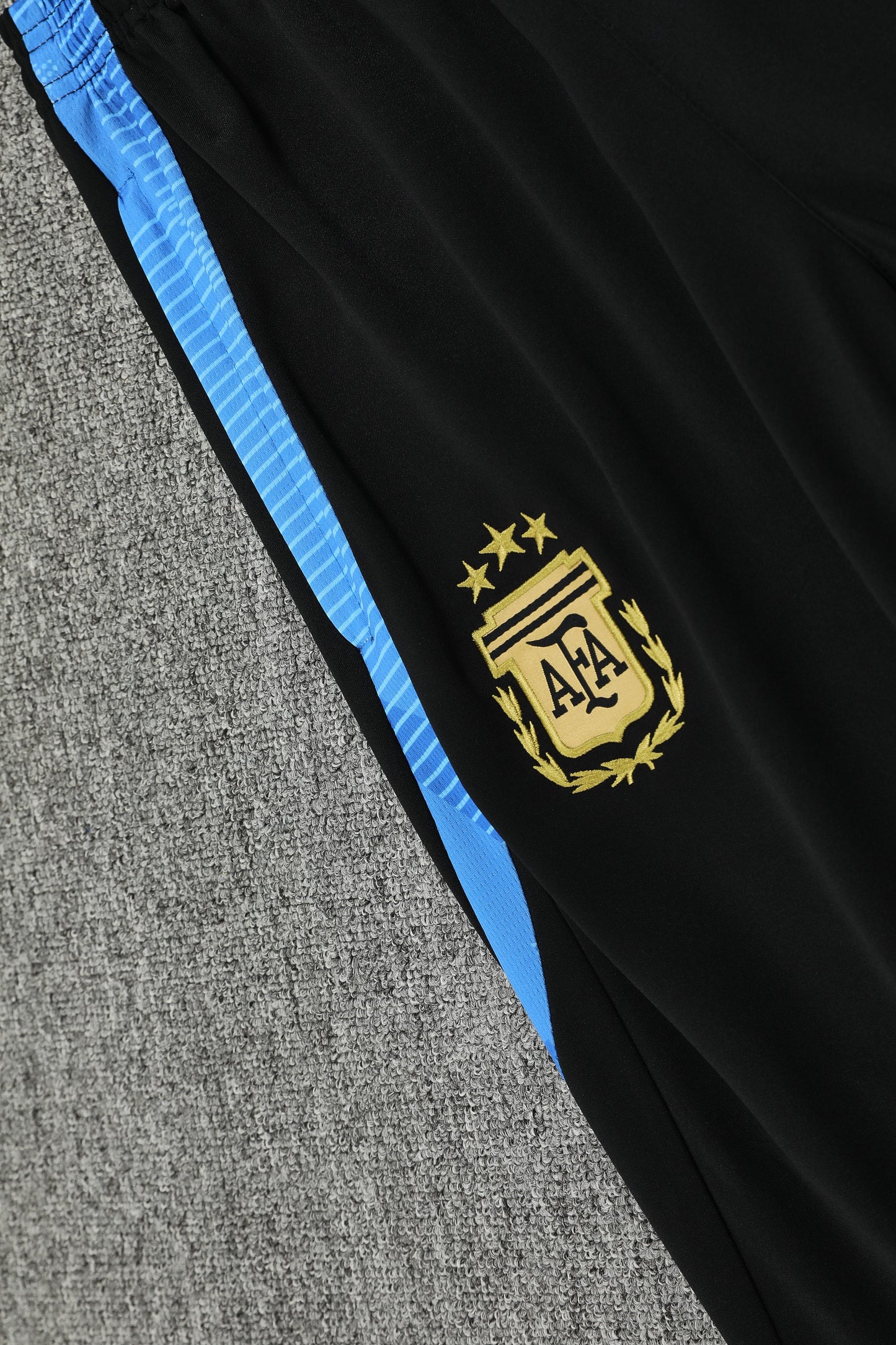 Kit Adulto Argentina 24-25 – Moletom de Capuz Preto com Detalhes Azul Claro + Calça