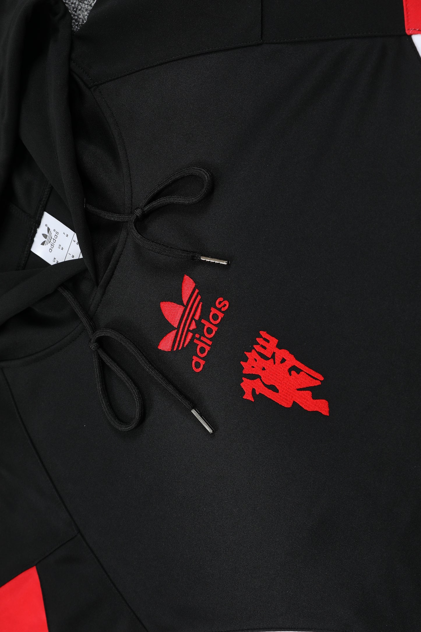 Kit Adulto Manchester United 25-26 – Moletom de Capuz Preto com Detalhes em Vermelho e Branco + Calça