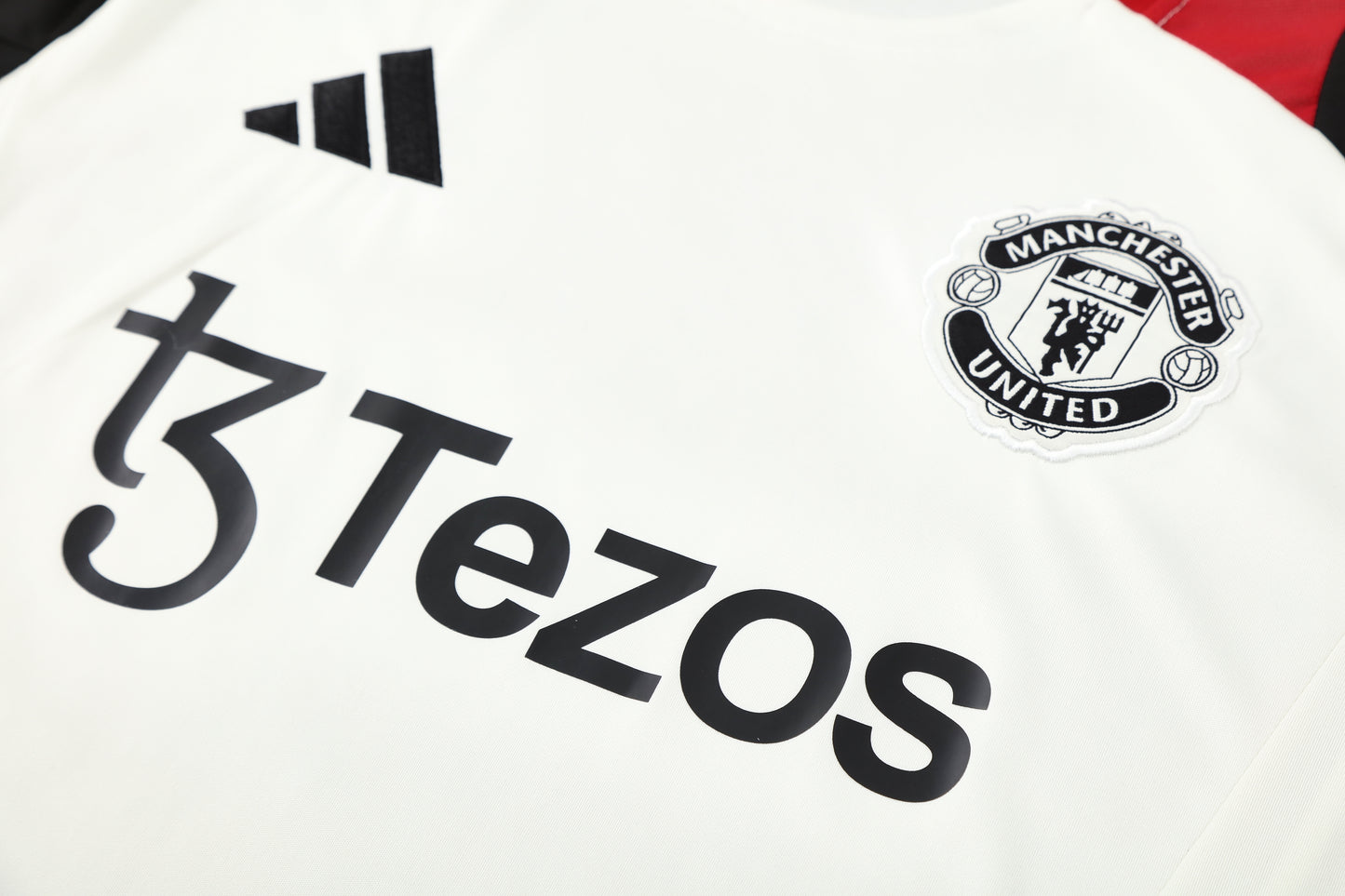 Kit Adulto Manchester United 25-26 - Branco com Detalhes em Preto e Vermelho