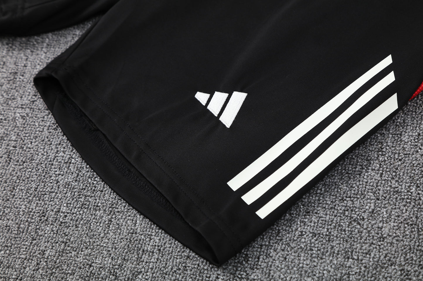 Kit Adulto Manchester United 25-26 – Regata Branca e Shorts Pretos com Detalhes em Vermelho