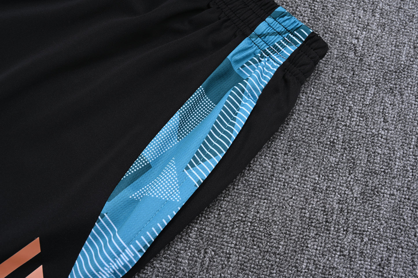 Kit Adulto Bayern de Munique 25-26 - Bege com Detalhes em Azul e Vermelho