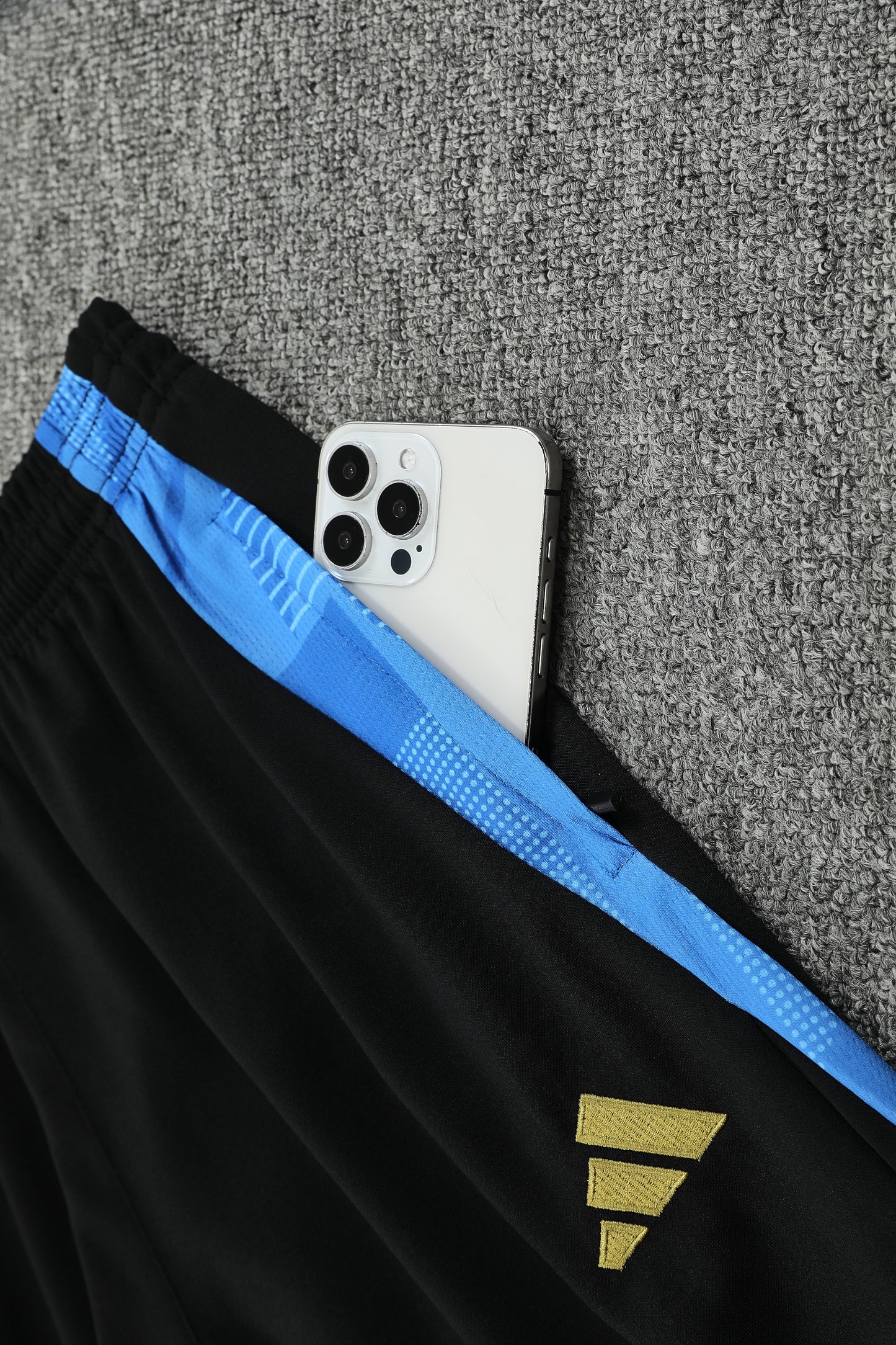 Kit Adulto Argentina 24-25 – Moletom de Capuz Preto com Detalhes Azul Claro + Calça