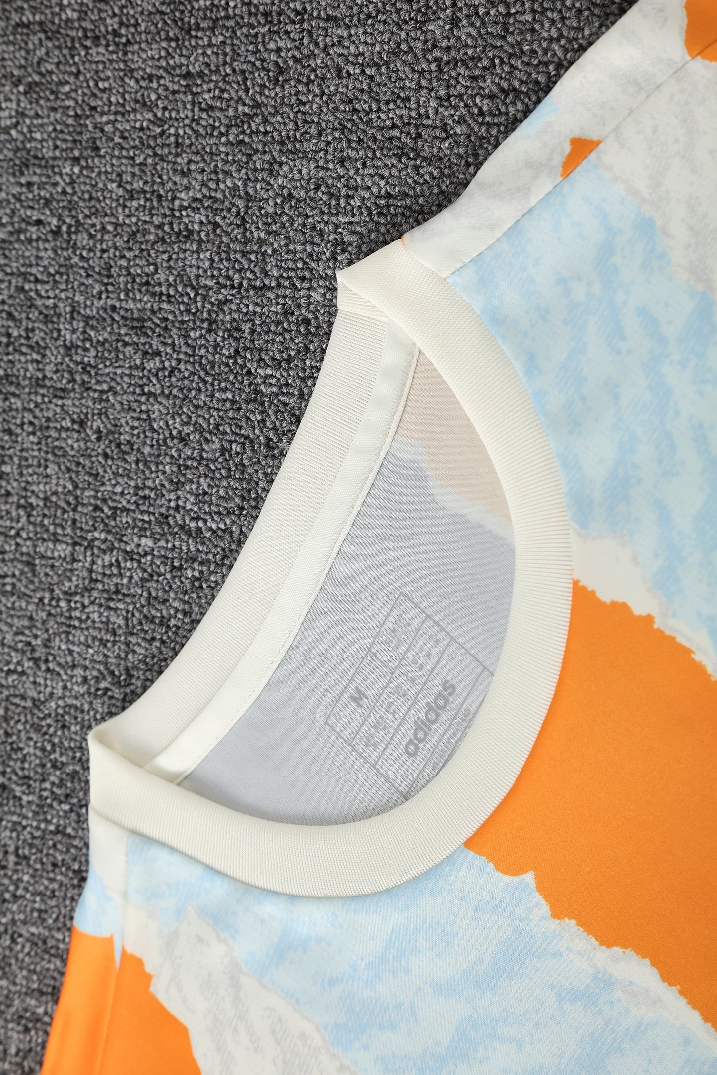 Kit Adulto Real Madrid 25-26 - Branco com Detalhes em Laranja e Cinza