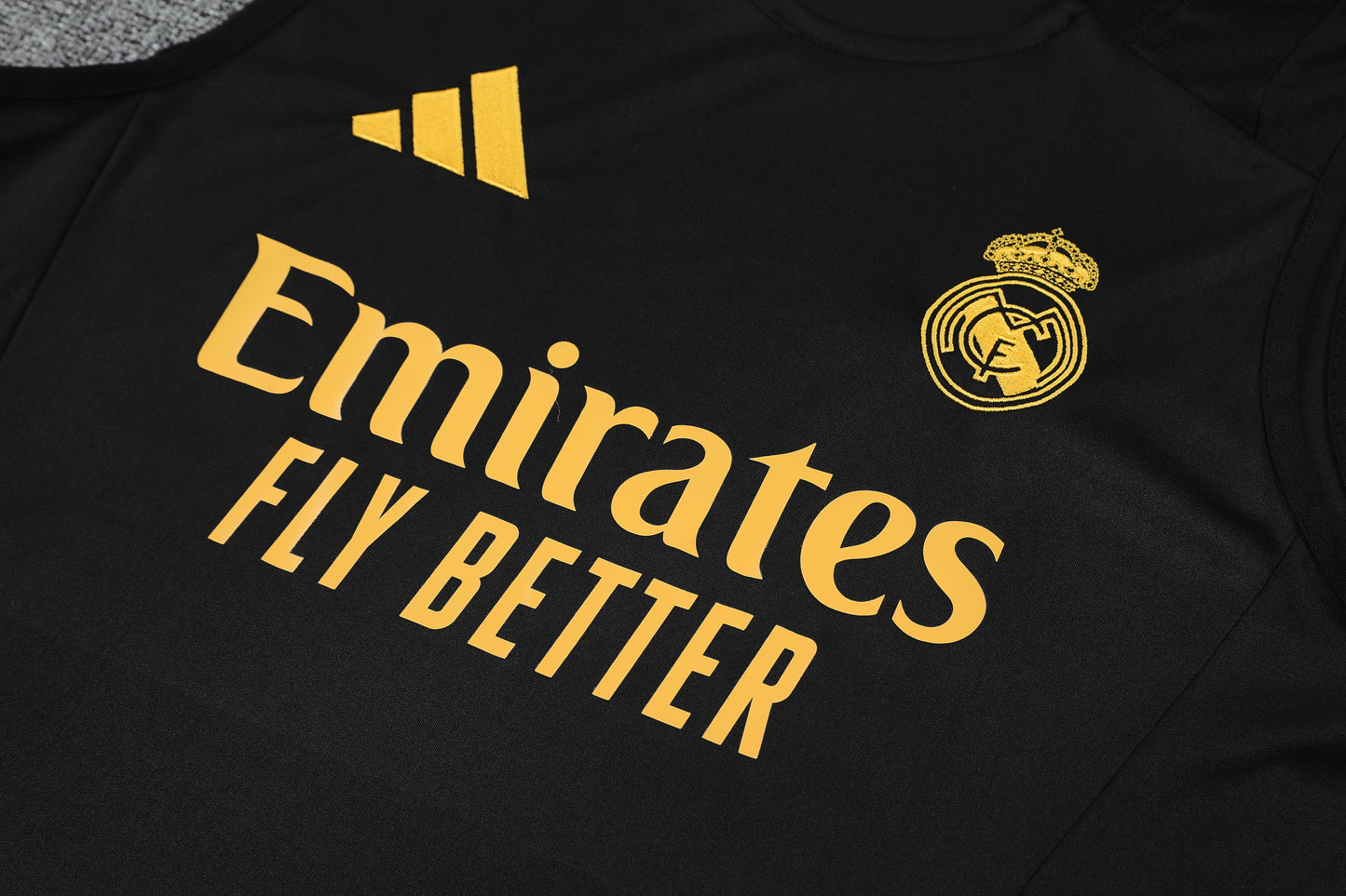 Kit Adulto Real Madrid 25-26 – Regata e Shorts Pretos com Detalhes Dourados