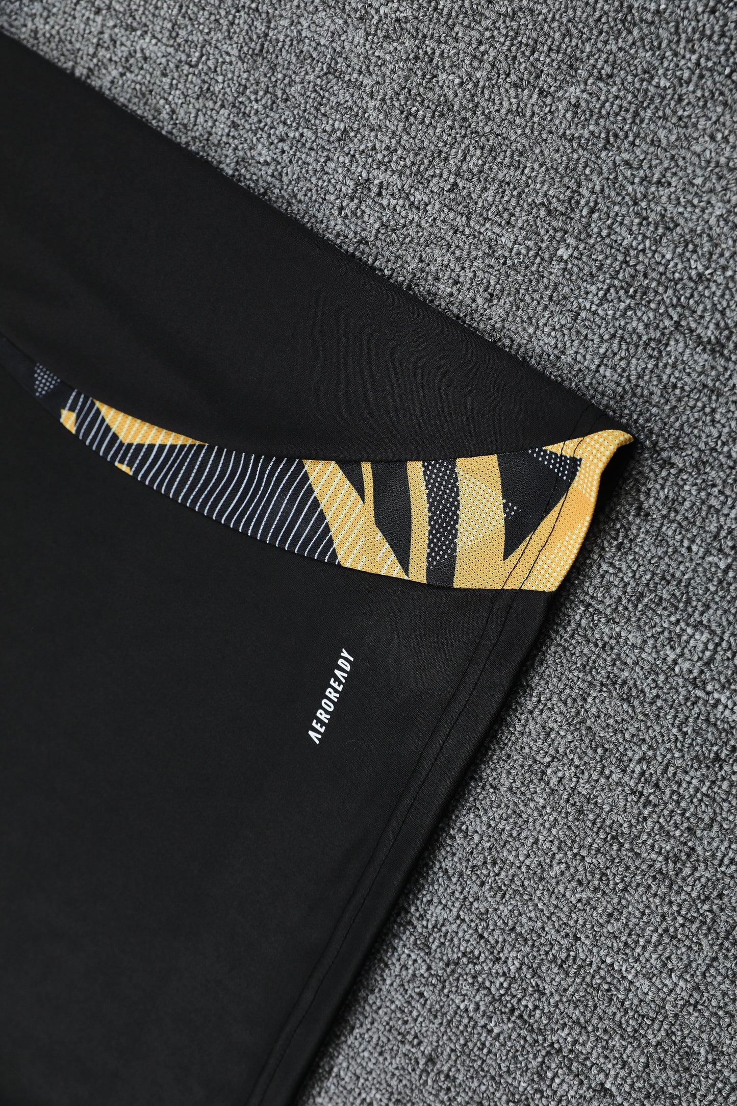 Kit Adulto Real Madrid 25-26 – Regata e Shorts Pretos com Detalhes Dourados