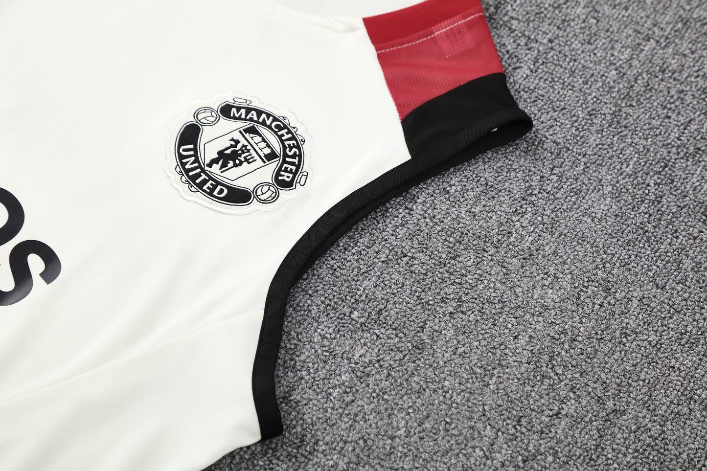 Kit Adulto Manchester United 25-26 – Regata Branca e Shorts Pretos com Detalhes em Vermelho