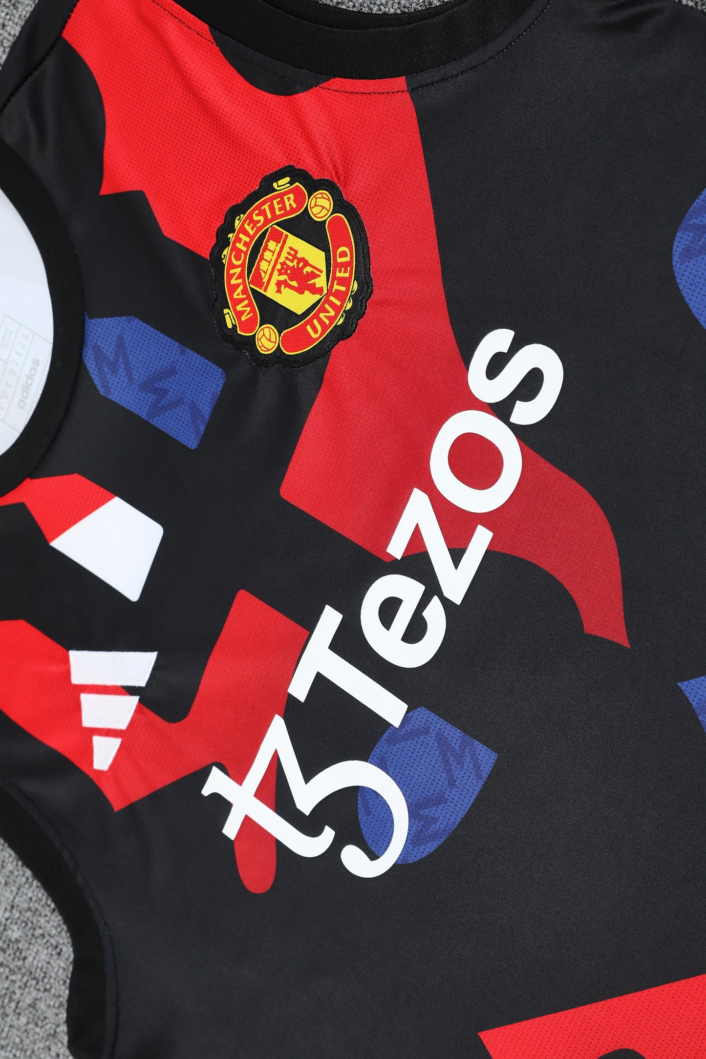Kit Adulto Manchester United 25-26 – Regata e Shorts Pretos com Detalhes em Vermelho e Azul