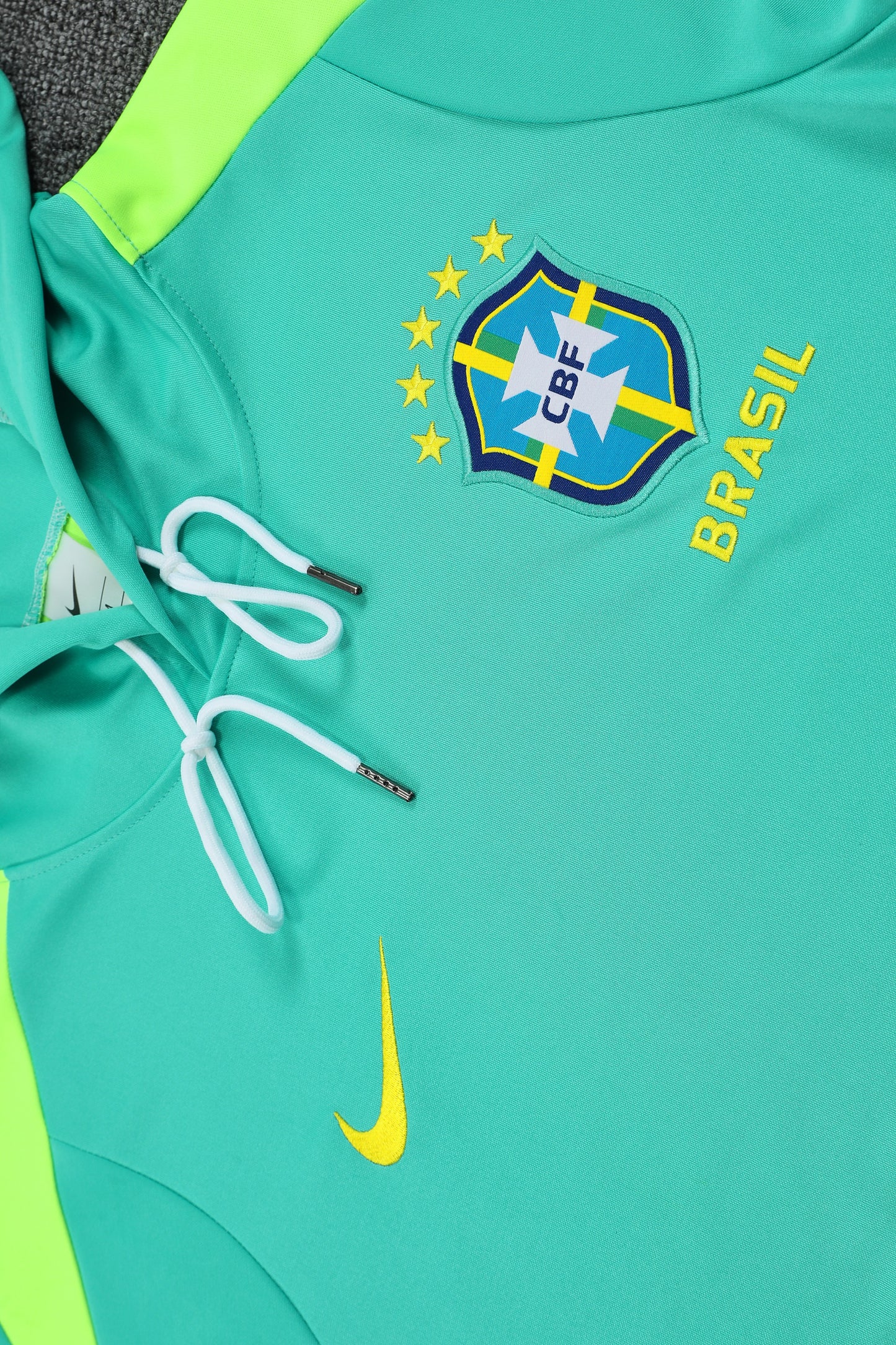 Kit Adulto Seleção Brasileira 25-26 – Moletom de Capuz Verde Água com Detalhes em Amarelo + Calça Azul Marinho