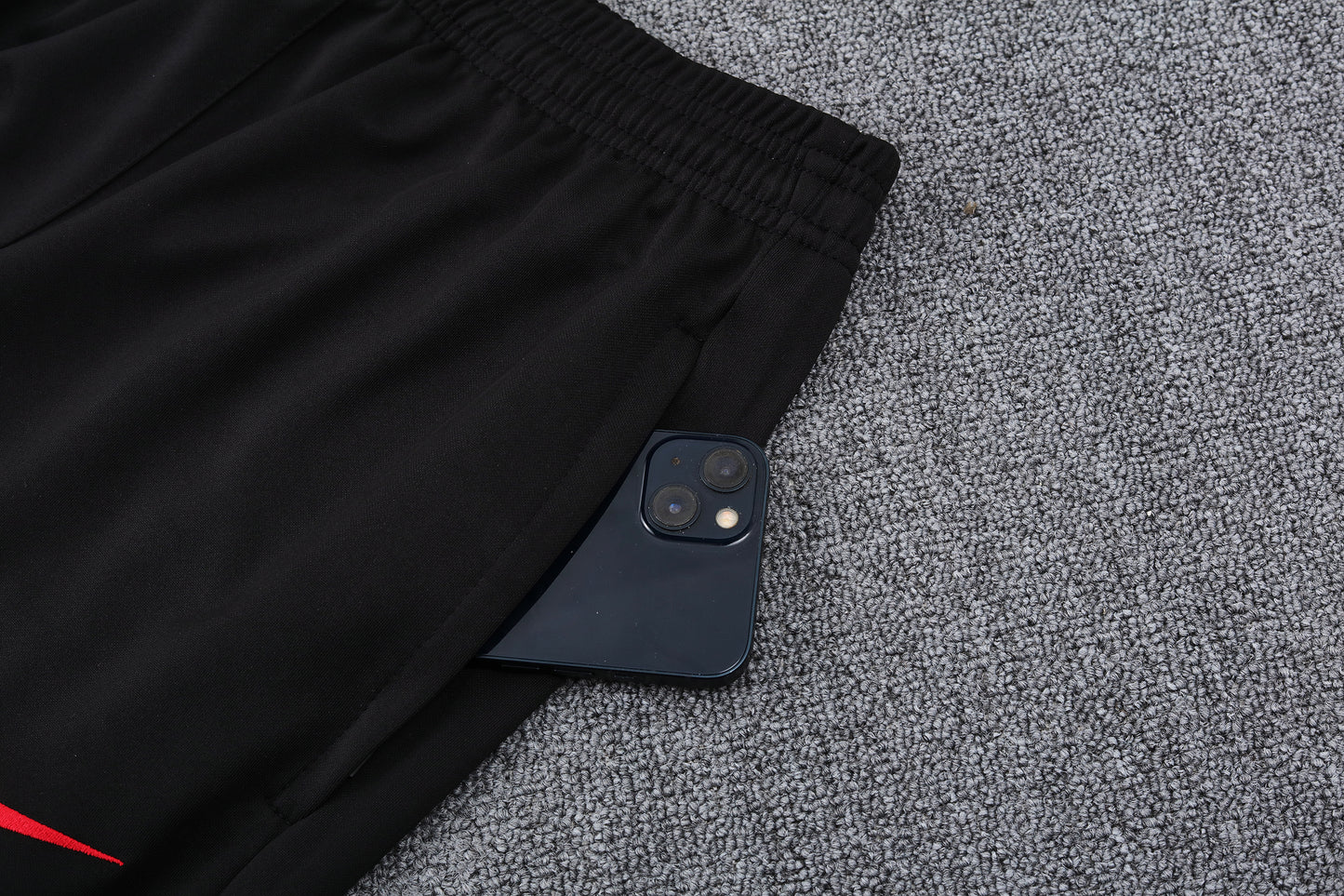 Kit Adulto Seleção de Portugal 24-25 – Moletom de Capuz Preto com Detalhes Vermelhos + Calça