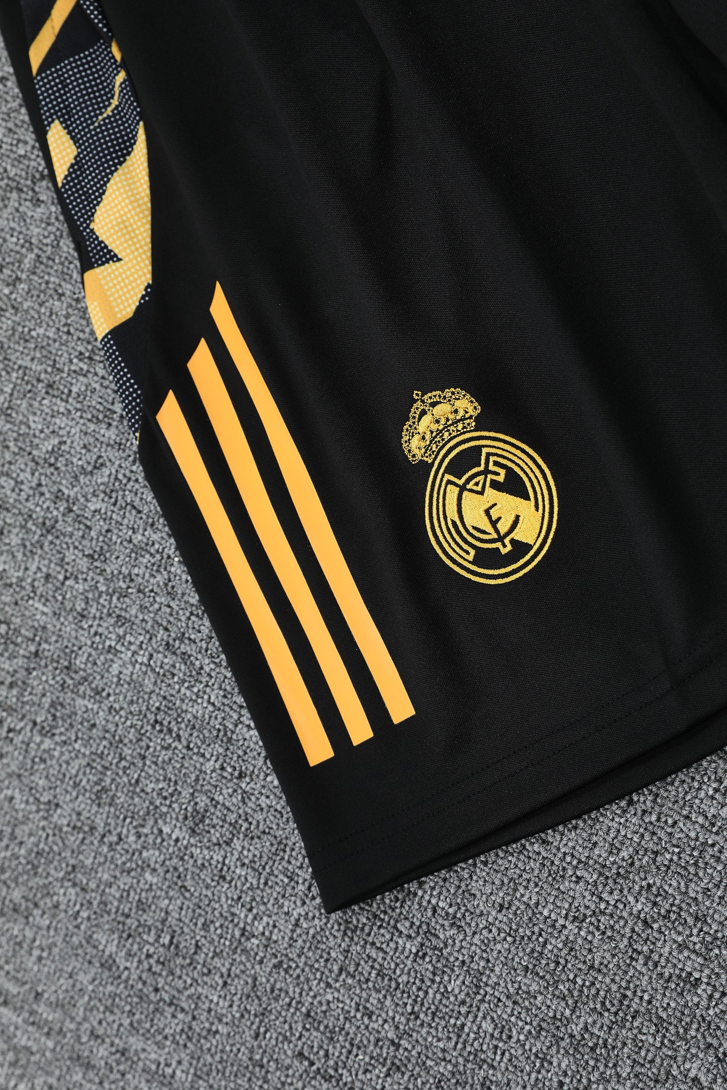 Kit Adulto Real Madrid 25-26 - Preto com Detalhes em Dourado