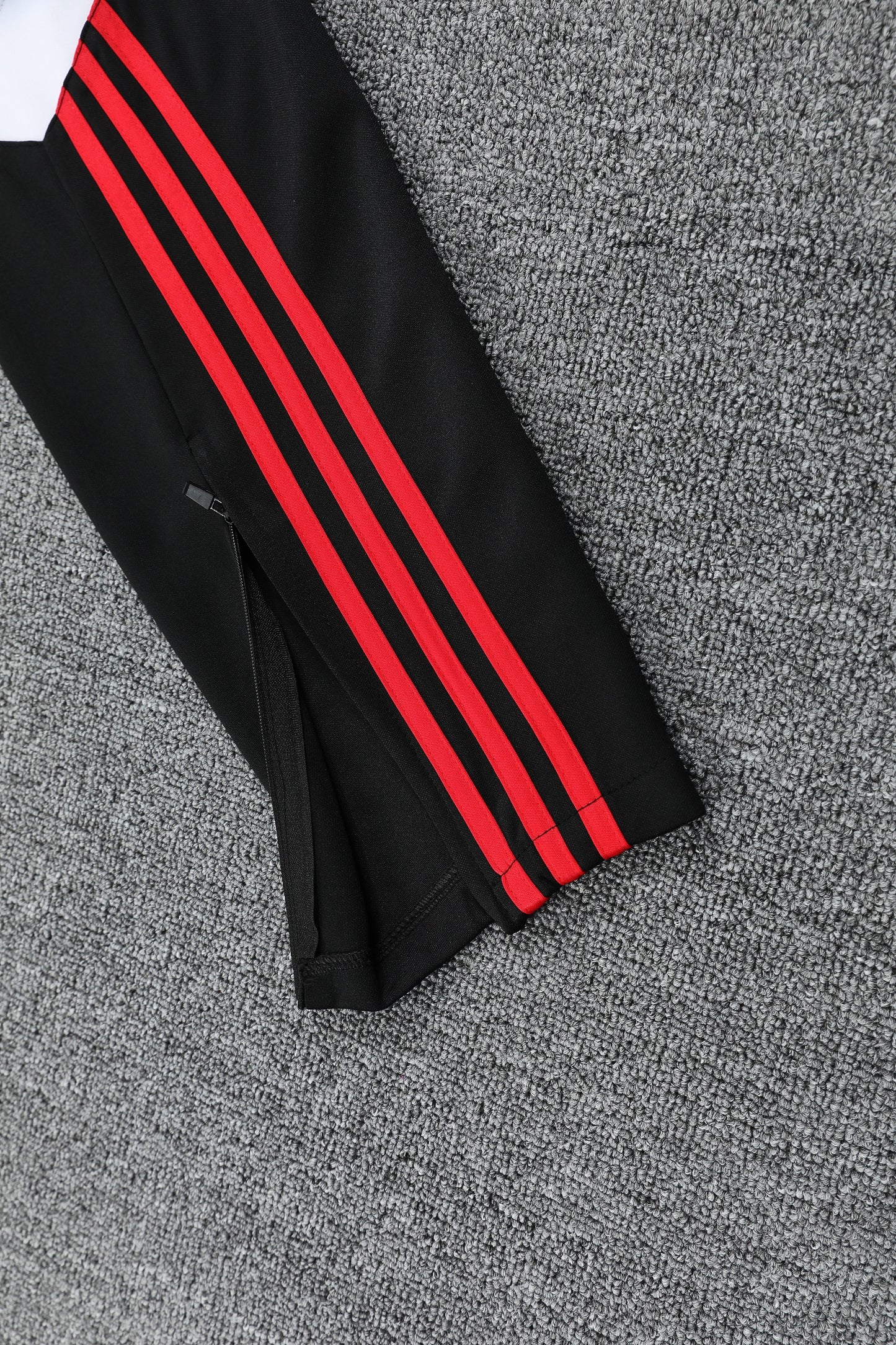 Kit Adulto Manchester United 25-26 – Moletom de Capuz Preto com Detalhes em Vermelho e Branco + Calça