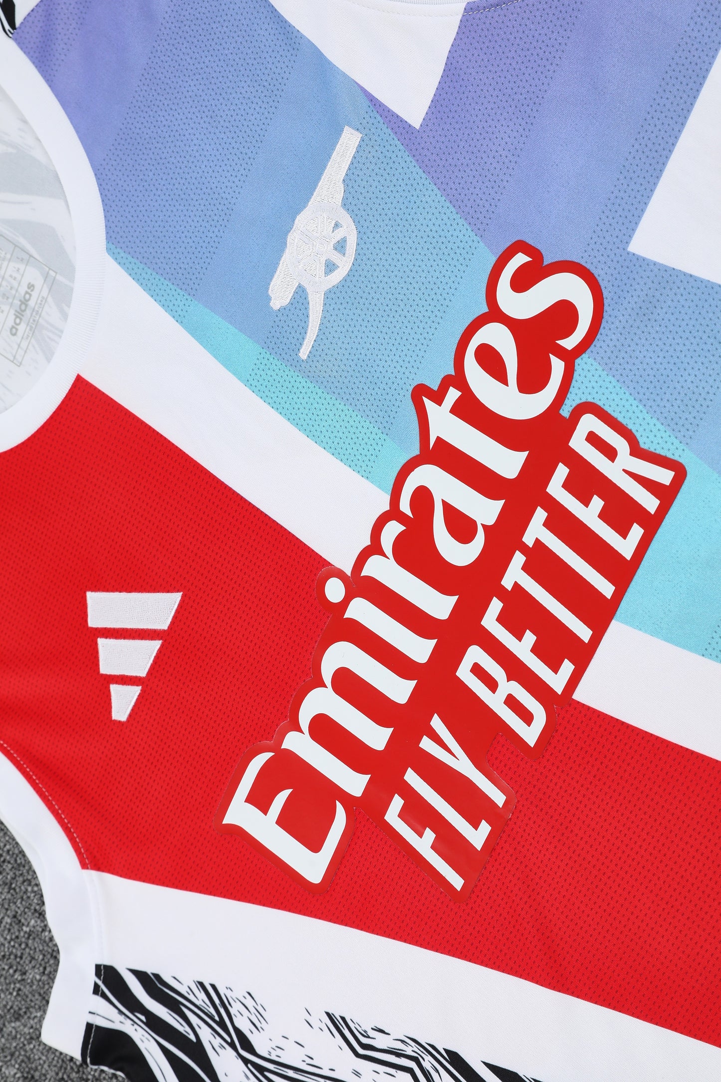 Kit Adulto Arsenal 25-26 – Regata Branca com Detalhes em Vermelho e Azul e Shorts Pretos