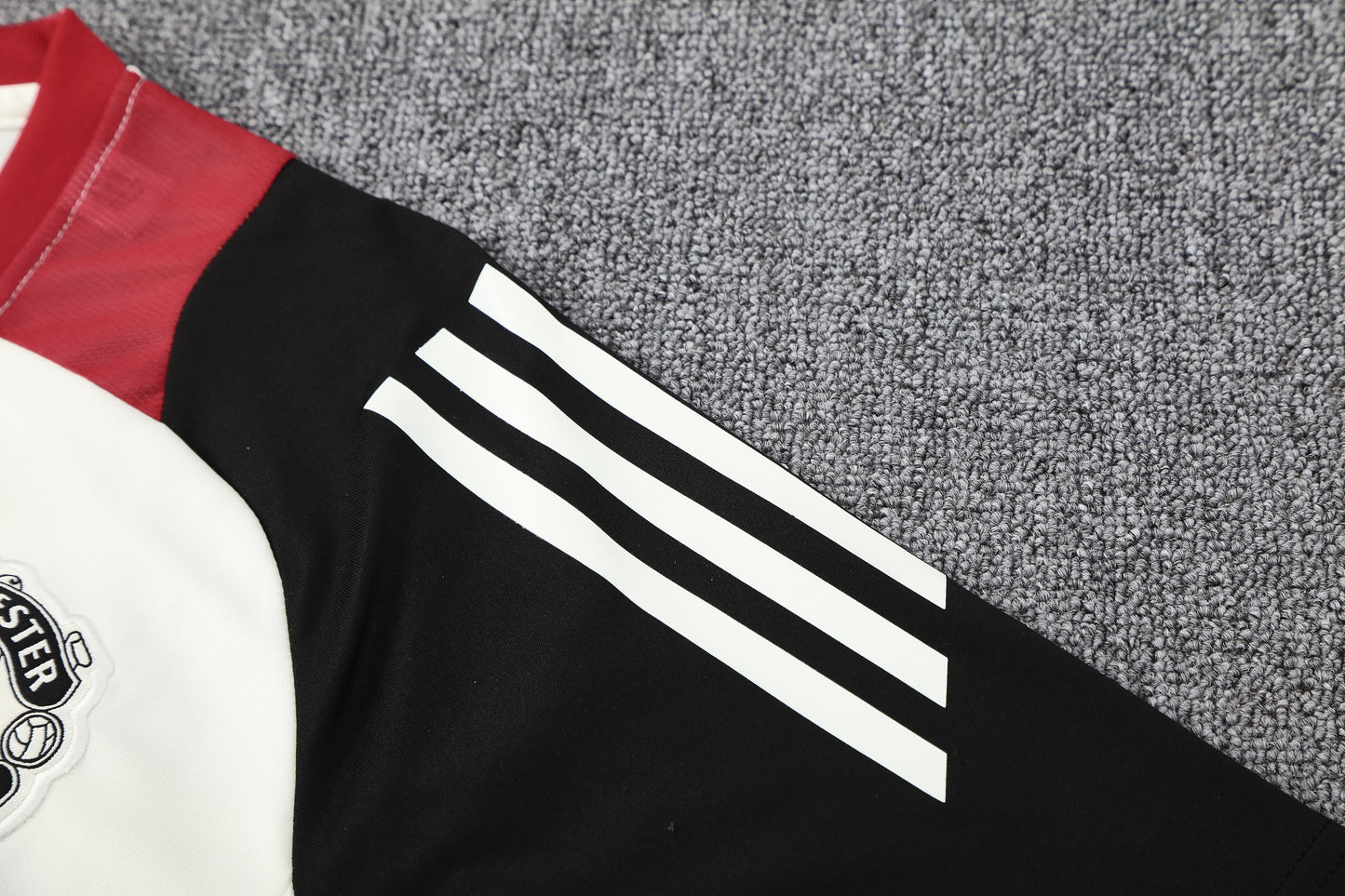 Kit Adulto Manchester United 25-26 - Branco com Detalhes em Preto e Vermelho