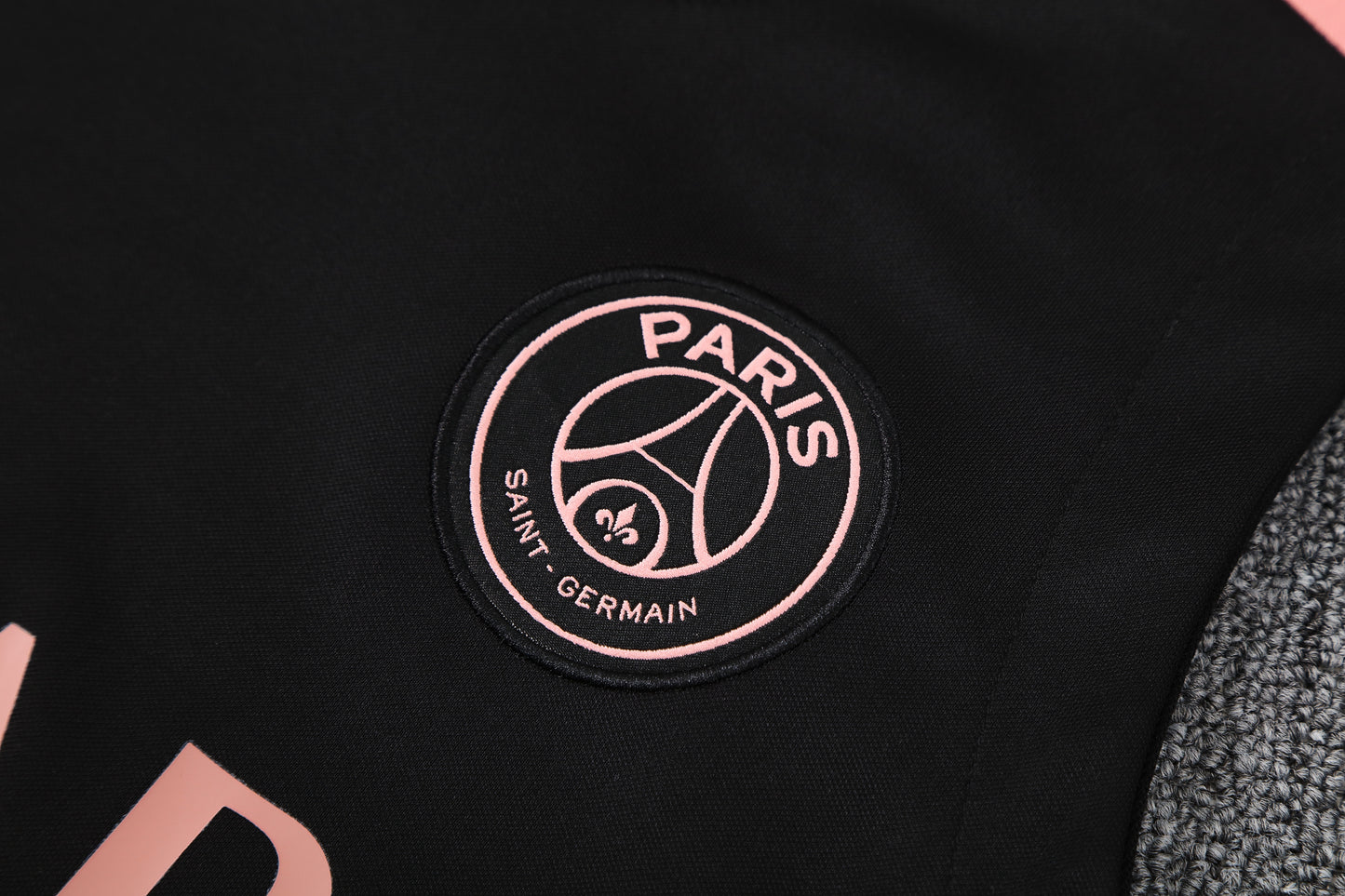 Kit Adulto PSG 25-26 – Regata Preta e Shorts Brancos com Detalhes em Rosa