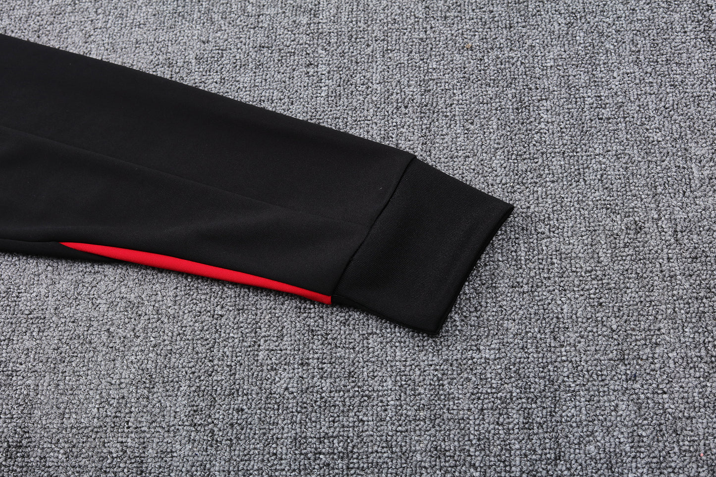 Kit Adulto Seleção de Portugal 24-25 – Moletom de Capuz Preto com Detalhes Vermelhos + Calça