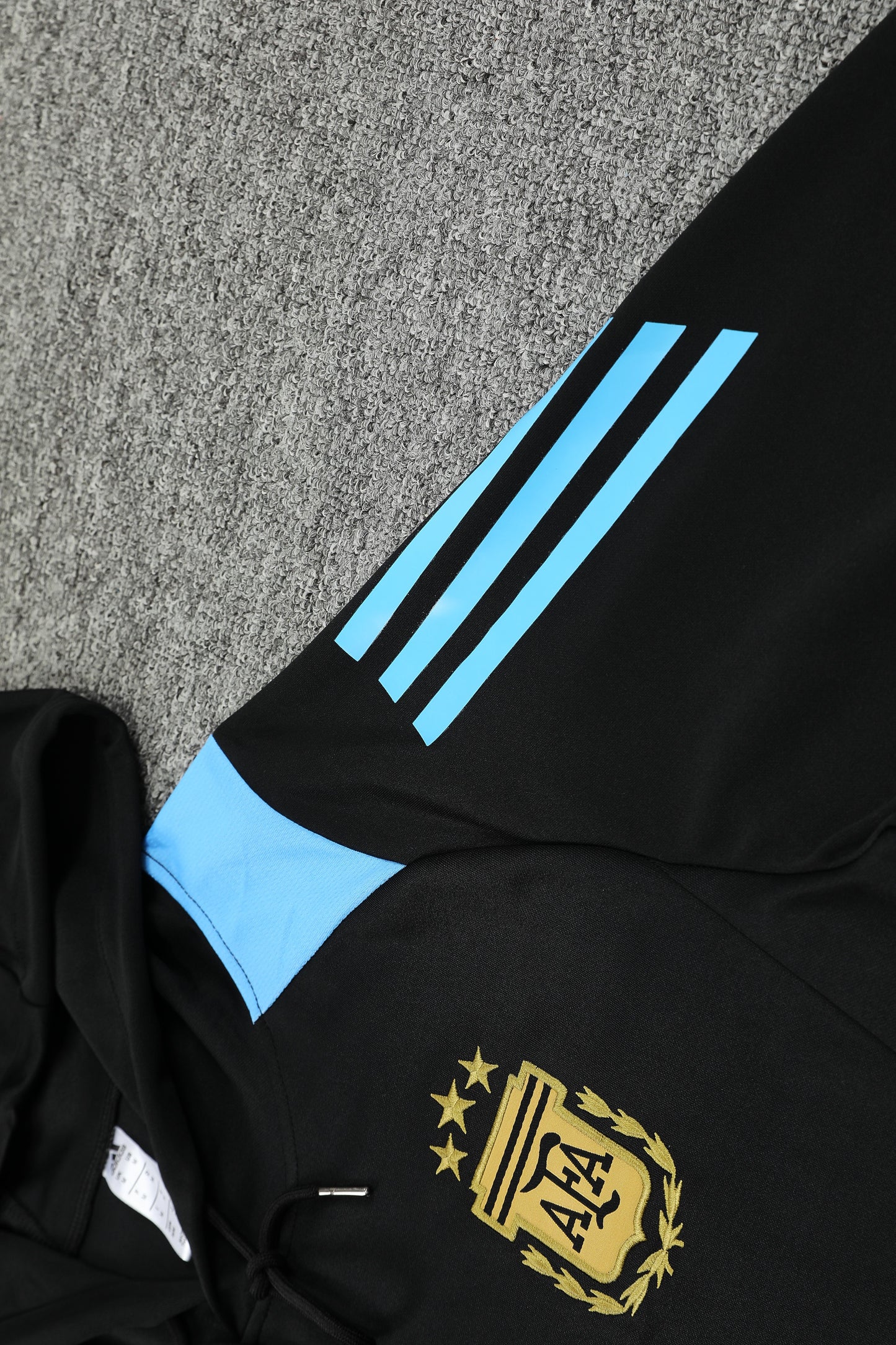Kit Adulto Argentina 24-25 – Moletom de Capuz Preto com Detalhes Azul Claro + Calça