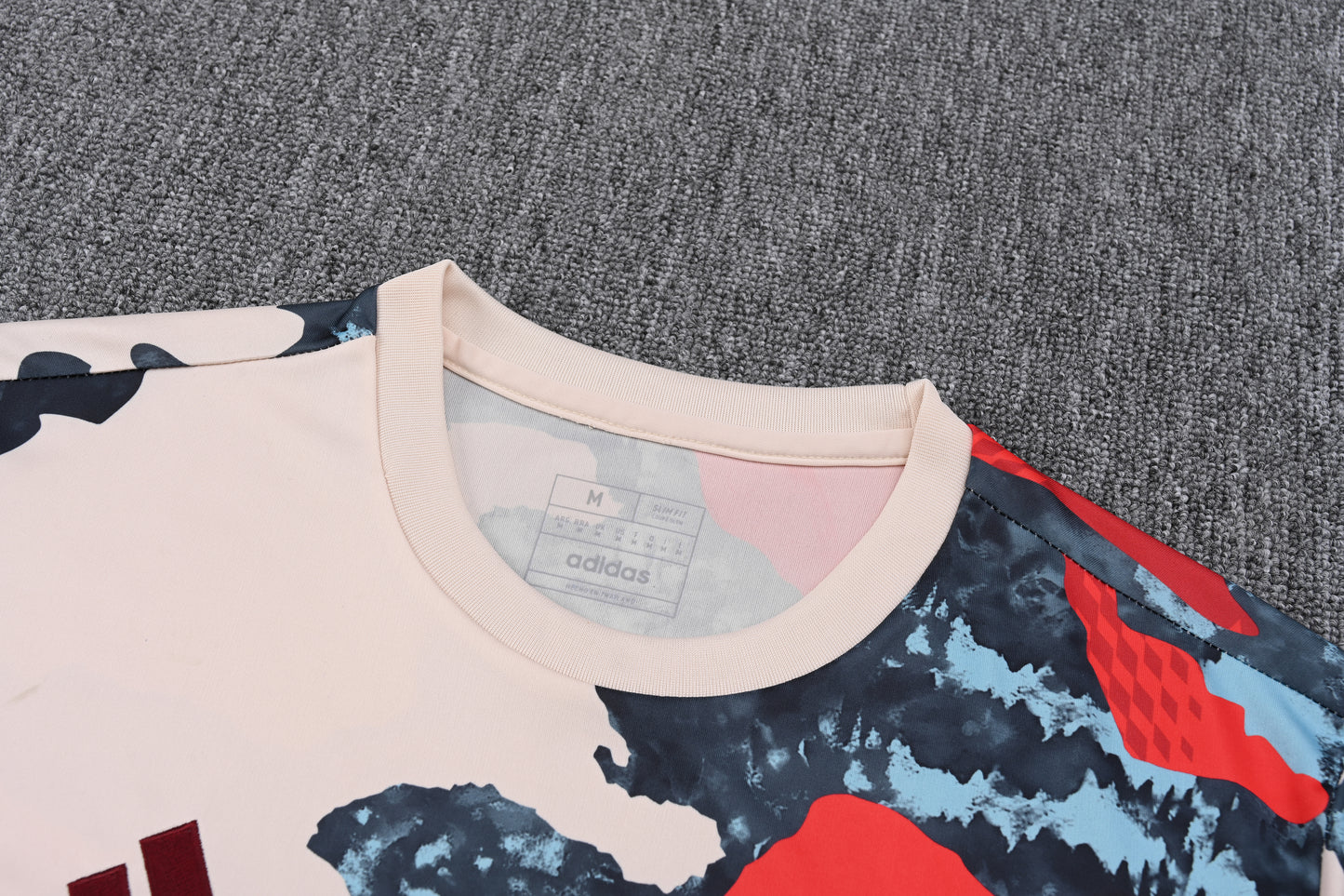 Kit Adulto Bayern de Munique 25-26 - Bege com Detalhes em Azul e Vermelho