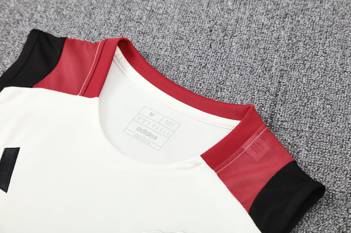 Kit Adulto Manchester United 25-26 – Regata Branca e Shorts Pretos com Detalhes em Vermelho