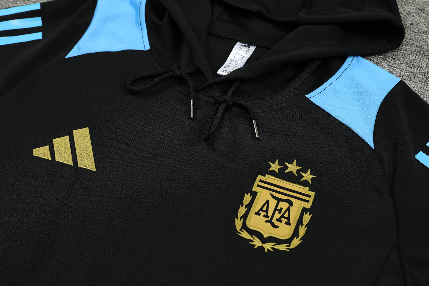 Kit Adulto Argentina 24-25 – Moletom de Capuz Preto com Detalhes Azul Claro + Calça