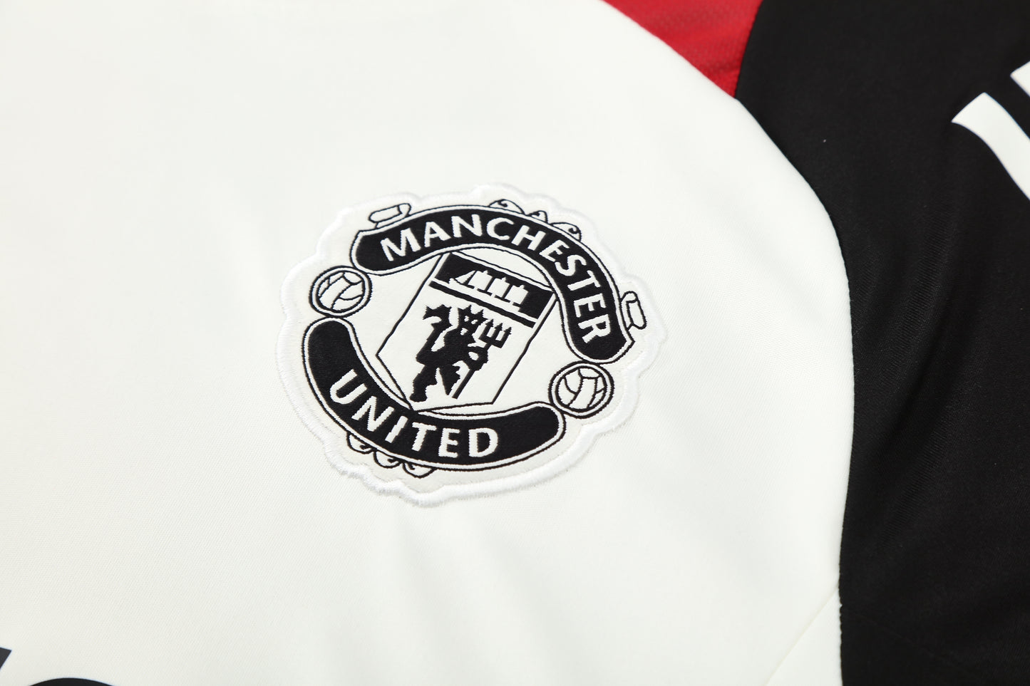 Kit Adulto Manchester United 25-26 - Branco com Detalhes em Preto e Vermelho