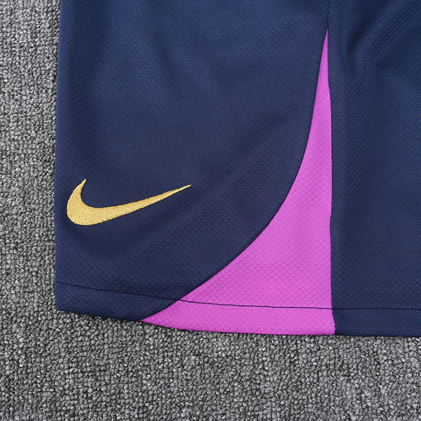 Kit Adulto Barcelona 25-26 – Regata Rosa e Shorts Azul Marinho