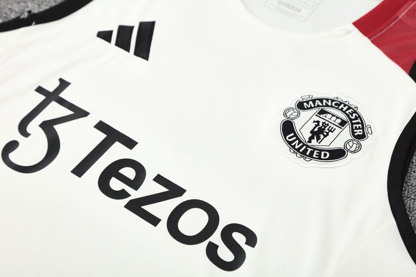 Kit Adulto Manchester United 25-26 – Regata Branca e Shorts Pretos com Detalhes em Vermelho