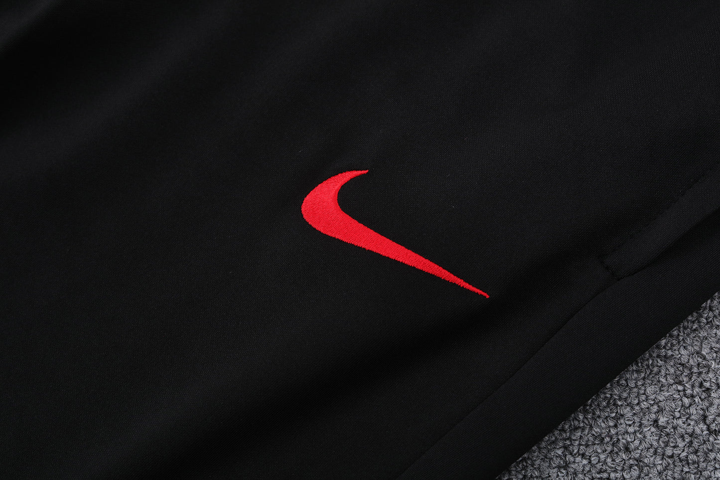 Kit Adulto Seleção de Portugal 24-25 – Moletom de Capuz Preto com Detalhes Vermelhos + Calça