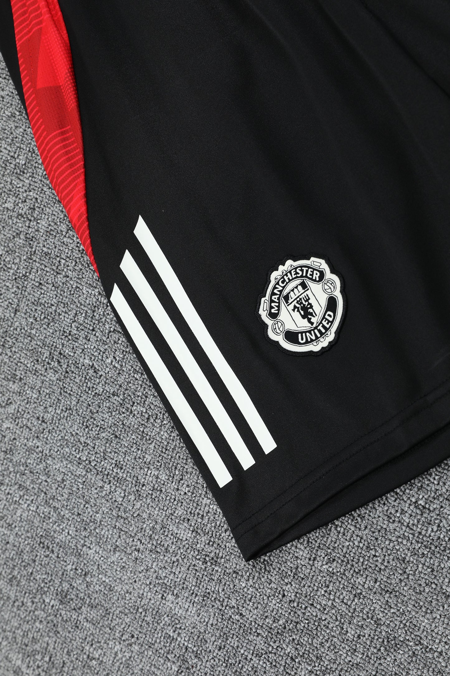 Kit Adulto Manchester United 25-26 – Regata e Shorts Pretos com Detalhes em Vermelho e Azul