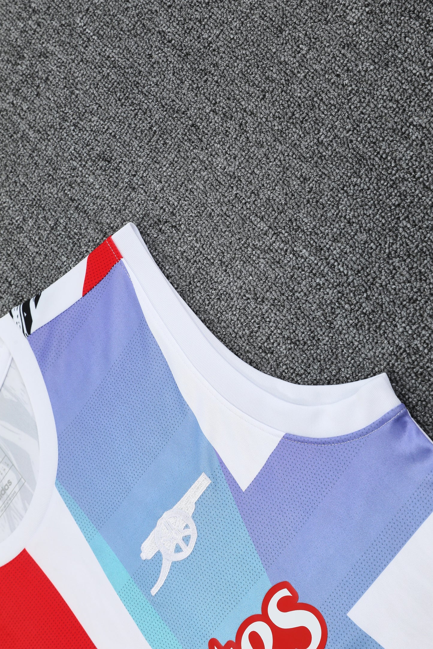 Kit Adulto Arsenal 25-26 – Regata Branca com Detalhes em Vermelho e Azul e Shorts Pretos