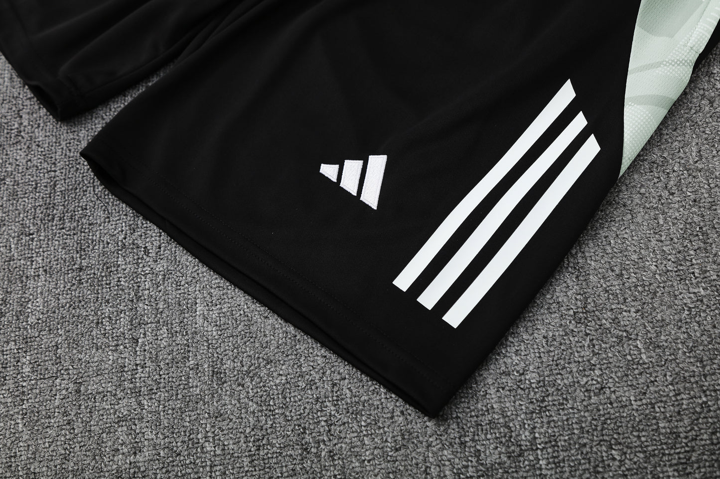 Kit Adulto Real Madrid 25-26 - Branco com Shorts Preto
