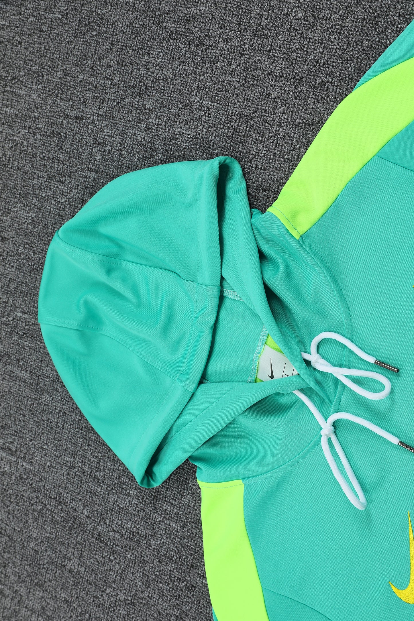 Kit Adulto Seleção Brasileira 25-26 – Moletom de Capuz Verde Água com Detalhes em Amarelo + Calça Azul Marinho