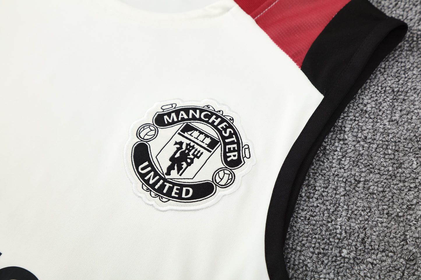 Kit Adulto Manchester United 25-26 – Regata Branca e Shorts Pretos com Detalhes em Vermelho