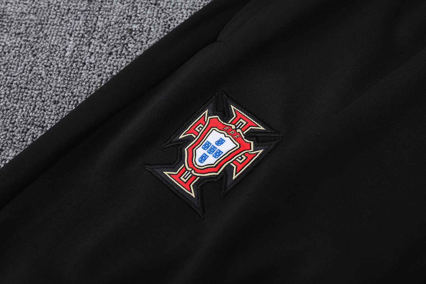 Kit Adulto Seleção de Portugal 24-25 – Moletom de Capuz Preto com Detalhes Vermelhos + Calça