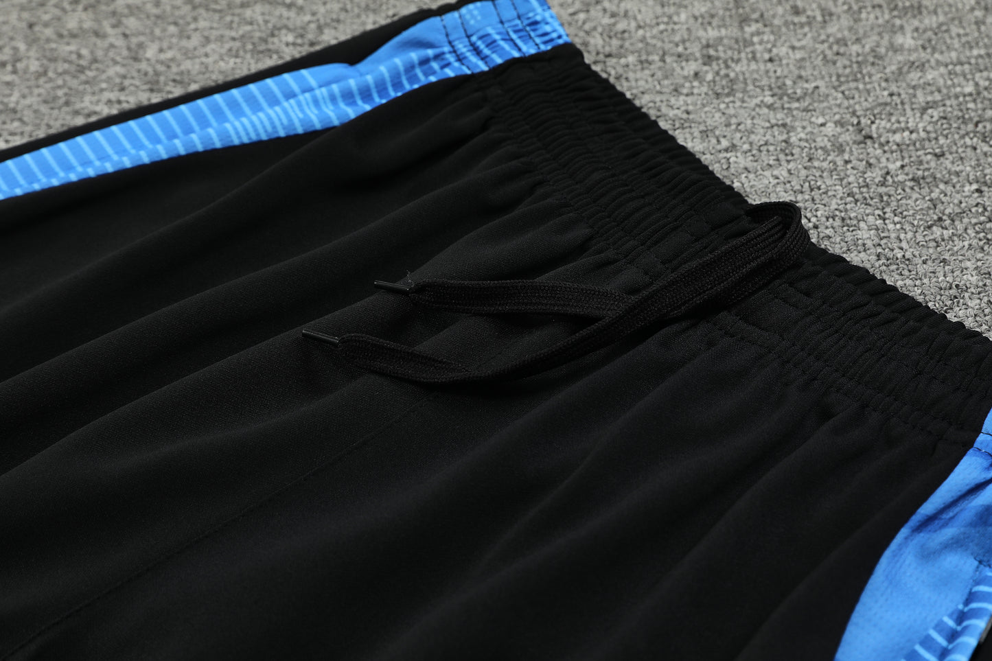 Kit Adulto Argentina 24-25 – Moletom de Capuz Preto com Detalhes Azul Claro + Calça