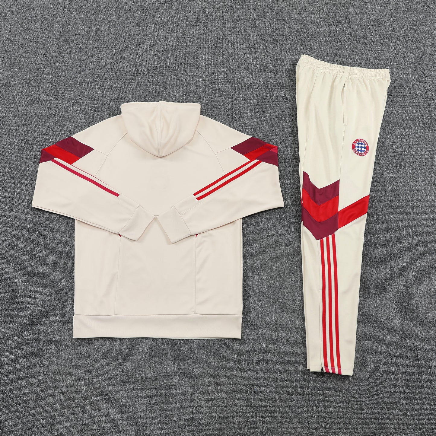 Kit Adulto Bayern de Munique 25-26 – Moletom de Capuz Bege com Detalhes em Vermelho + Calça