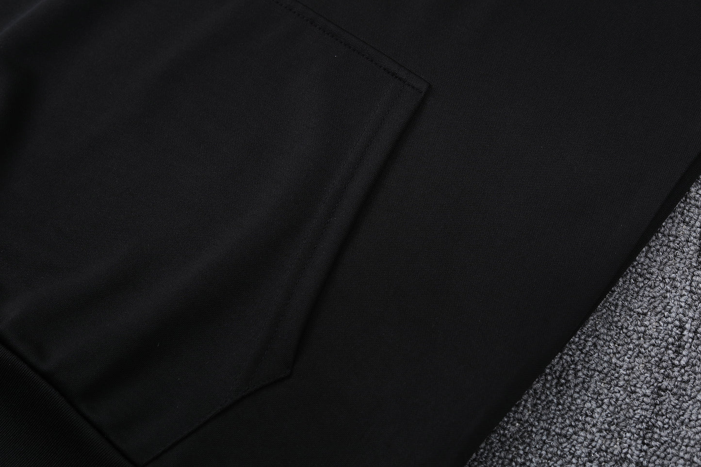 Kit Adulto Seleção de Portugal 24-25 – Moletom de Capuz Preto com Detalhes Vermelhos + Calça
