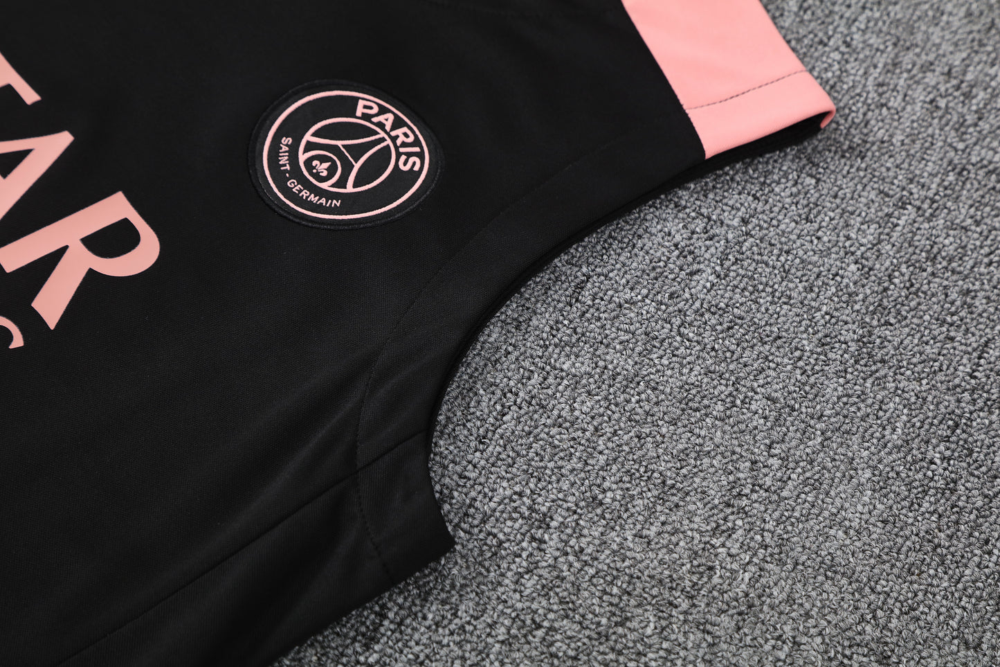 Kit Adulto PSG 25-26 – Regata Preta e Shorts Brancos com Detalhes em Rosa