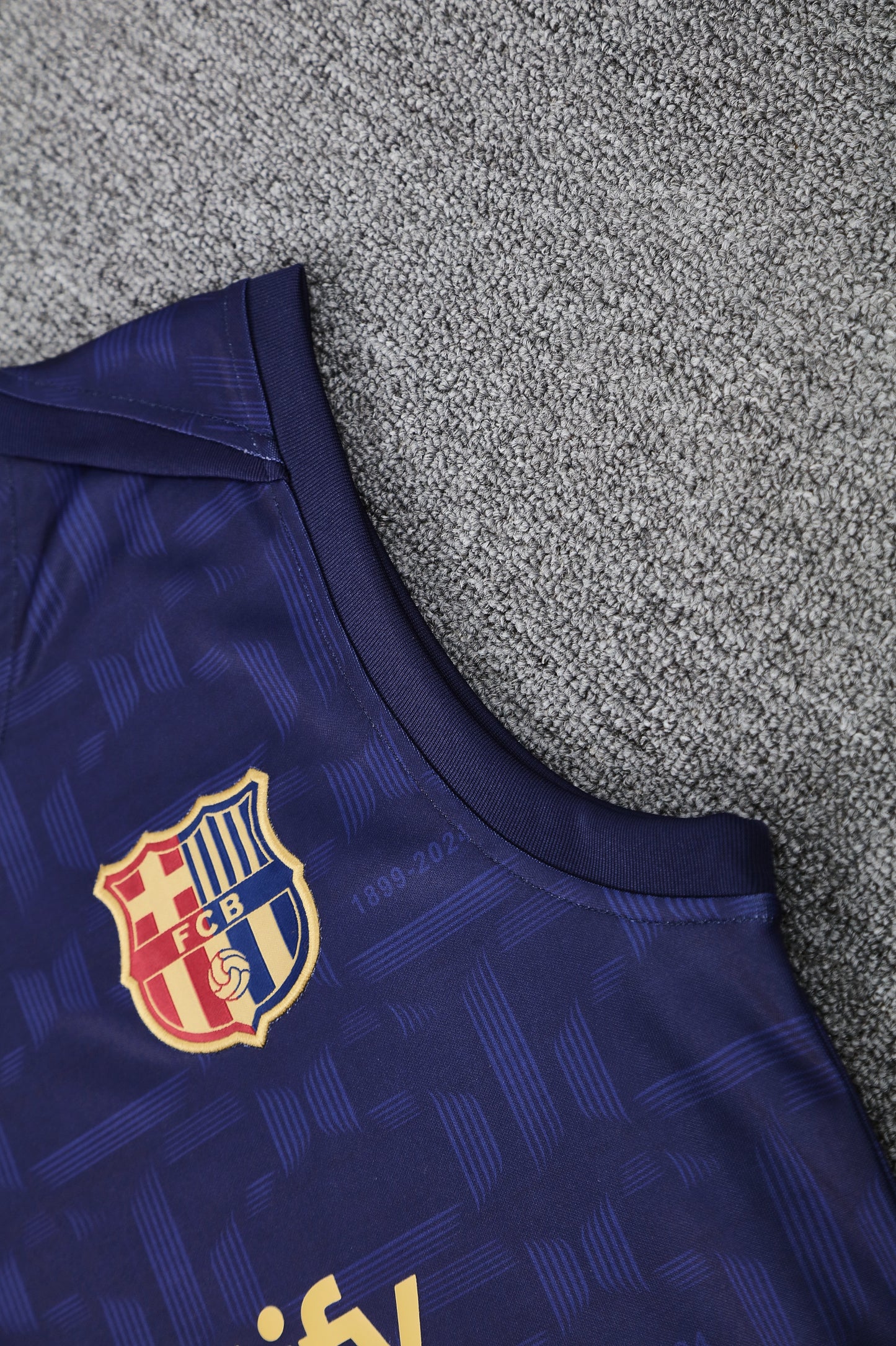 Kit Adulto Barcelona 25-26 – Regata e Shorts Azul-Marinho com Detalhes Dourados
