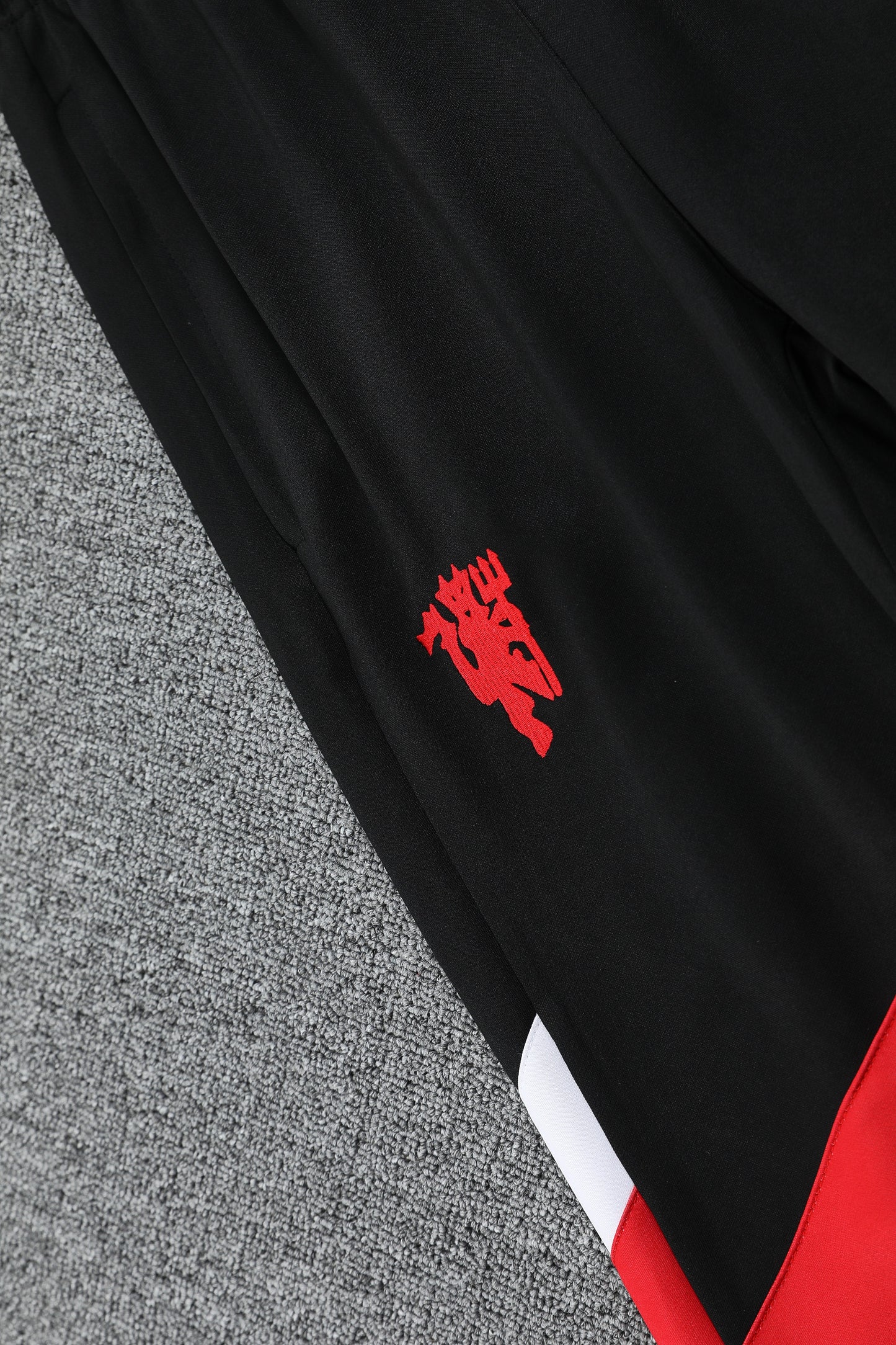 Kit Adulto Manchester United 25-26 – Moletom de Capuz Preto com Detalhes em Vermelho e Branco + Calça