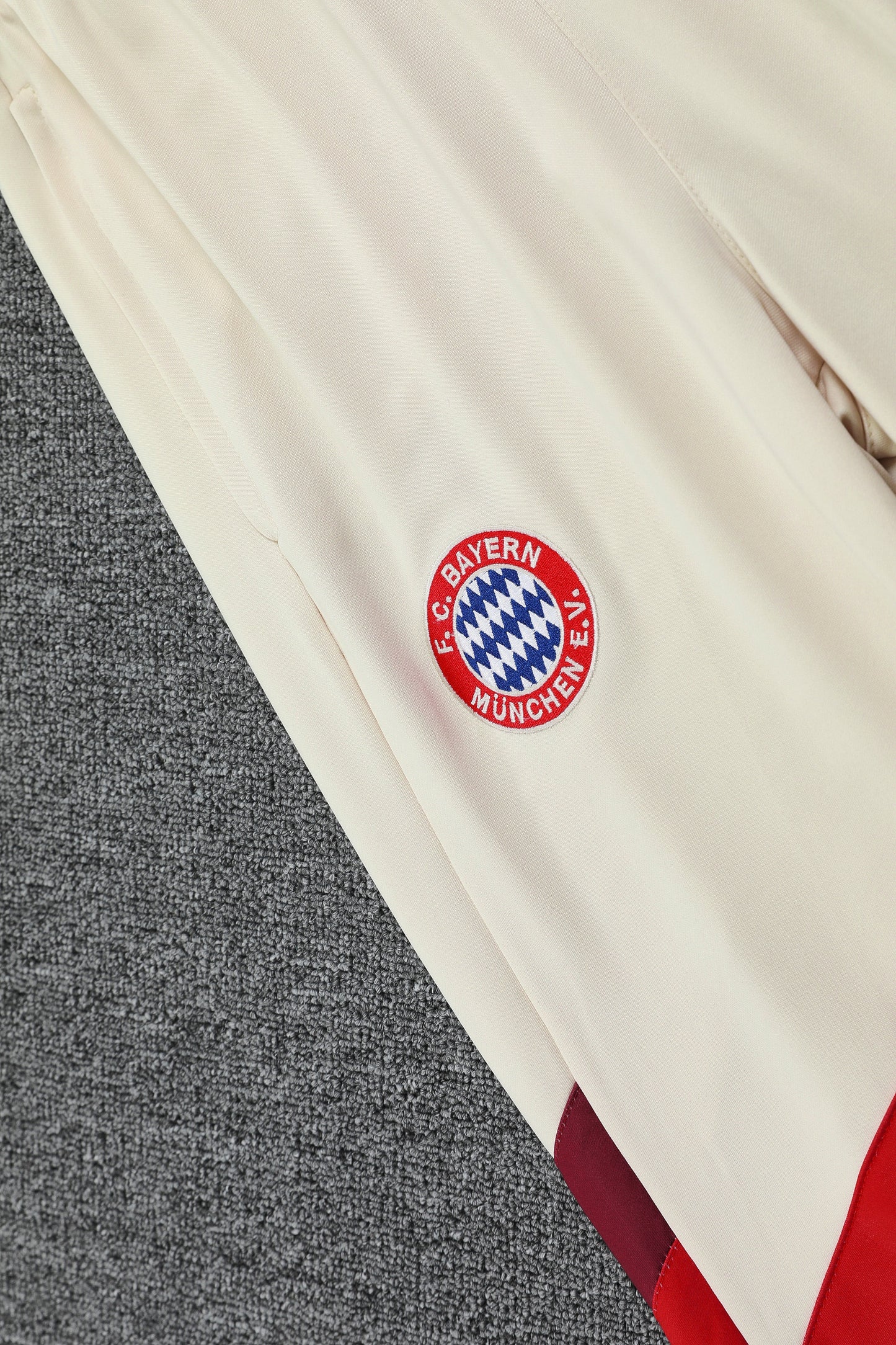 Kit Adulto Bayern de Munique 25-26 – Moletom de Capuz Bege com Detalhes em Vermelho + Calça