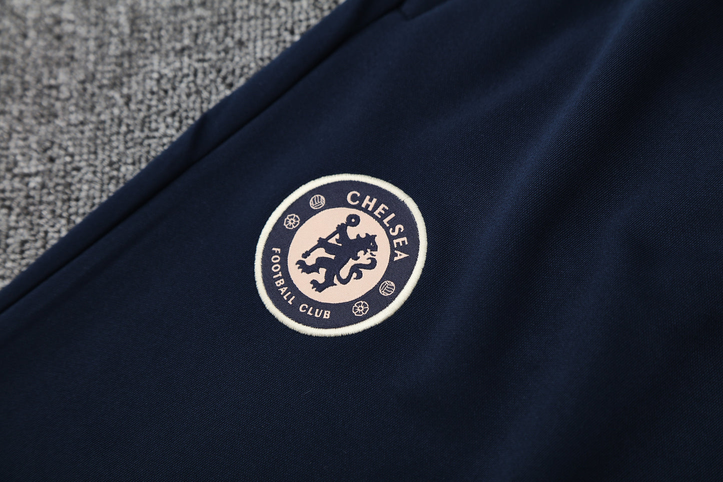 Kit Adulto Chelsea 25-26 – Moletom de Capuz Salmão com Detalhes Azul-Marinho + Calça