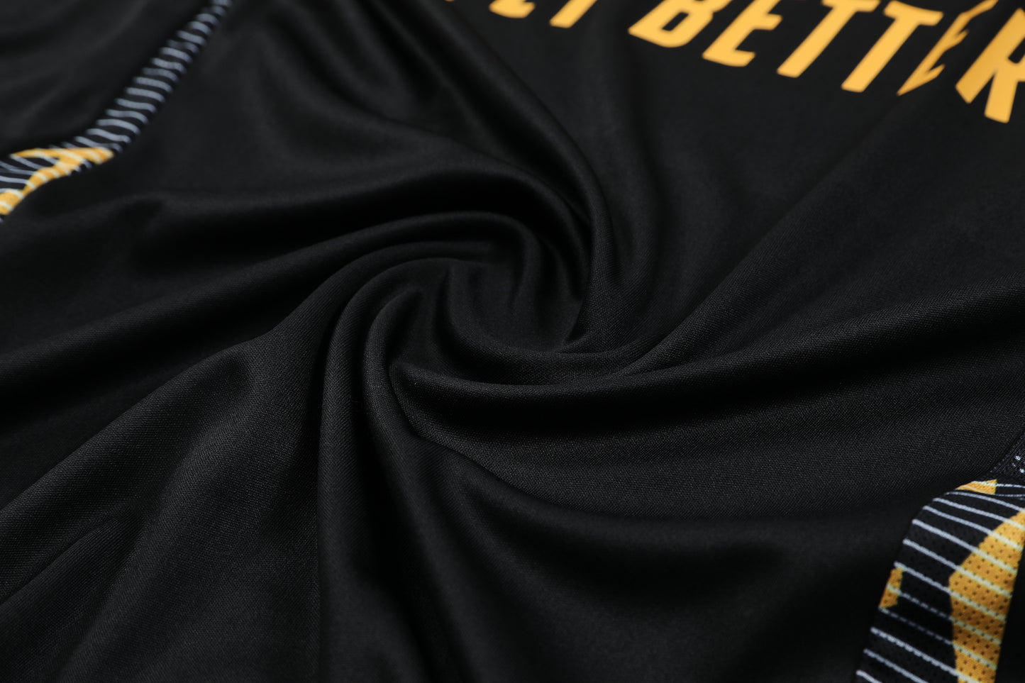 Kit Adulto Real Madrid 25-26 – Regata e Shorts Pretos com Detalhes Dourados