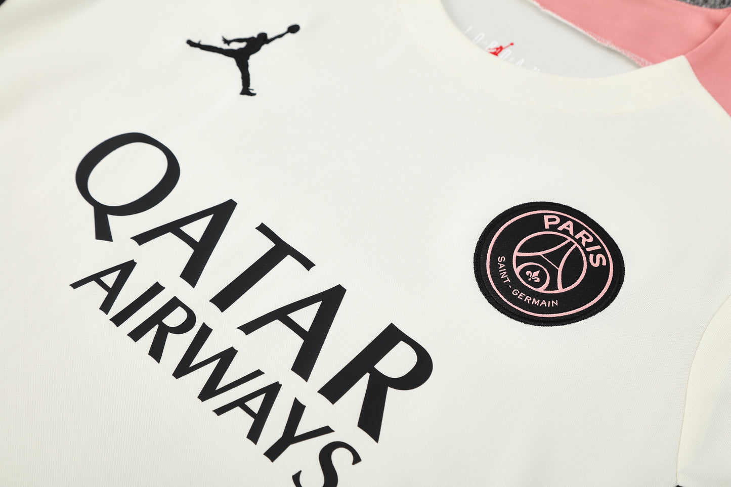 Kit Adulto PSG 25-26 - Branco com Detalhes em Rosa